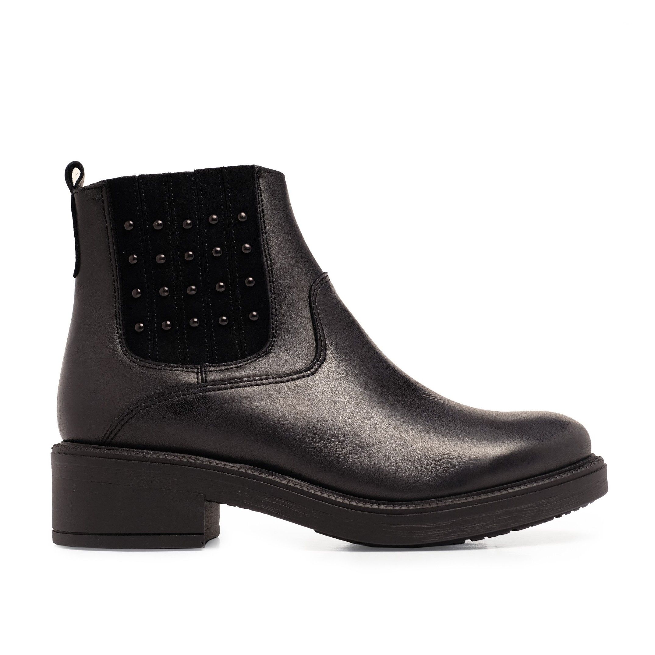Leather chelsea boots for women. Elastic closure. Upper, inner and insole made of leather. Rubber sole. Platform: 1,5 cm. Wedge: 4,5 cm. Made in Spain.