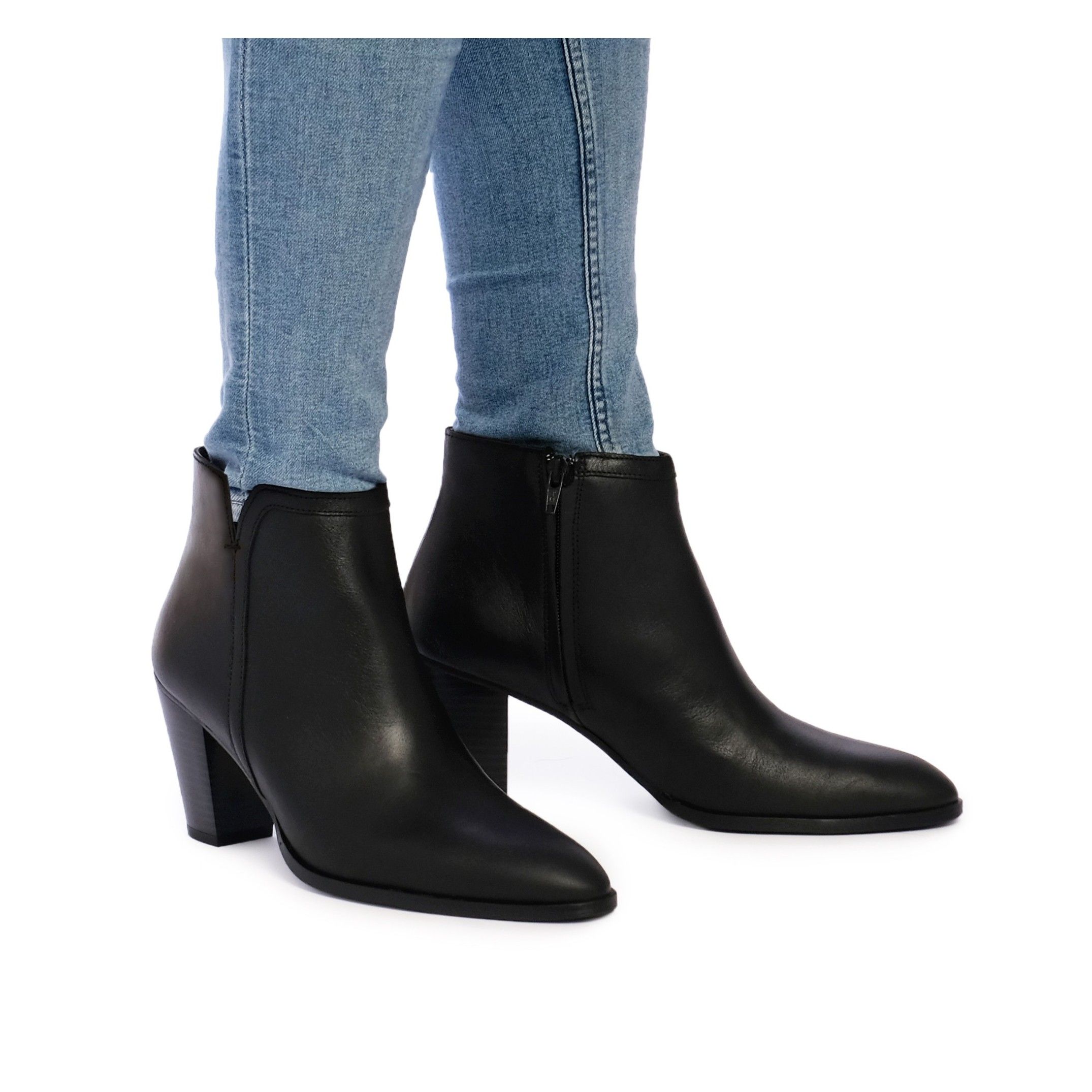 Leather boots for women cowboy style. Upper, inner and insole made of leather. Heel: 4,5 cm. Height cane: 19 cm. Made in Spain.