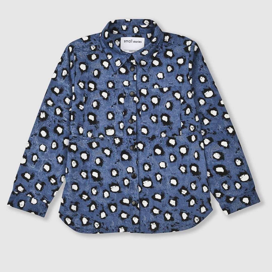 Slim fitting lightweight cotton shirt with our bespoke painted dot print in navy with black and white dots. Features front pockets and press stud front opening for ease of dressing. Shown here with our black ribbed leggings and all week casual sneakers. Designed to be unisex.