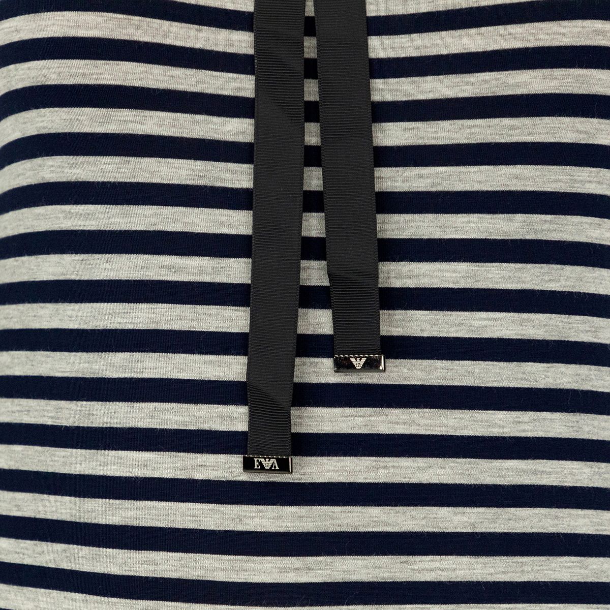 Emporio Armani 6Z2M962JQVZ-0932-46 Easy to wear and to style with, this striped T-Shirt is the perfect piece for daywear.