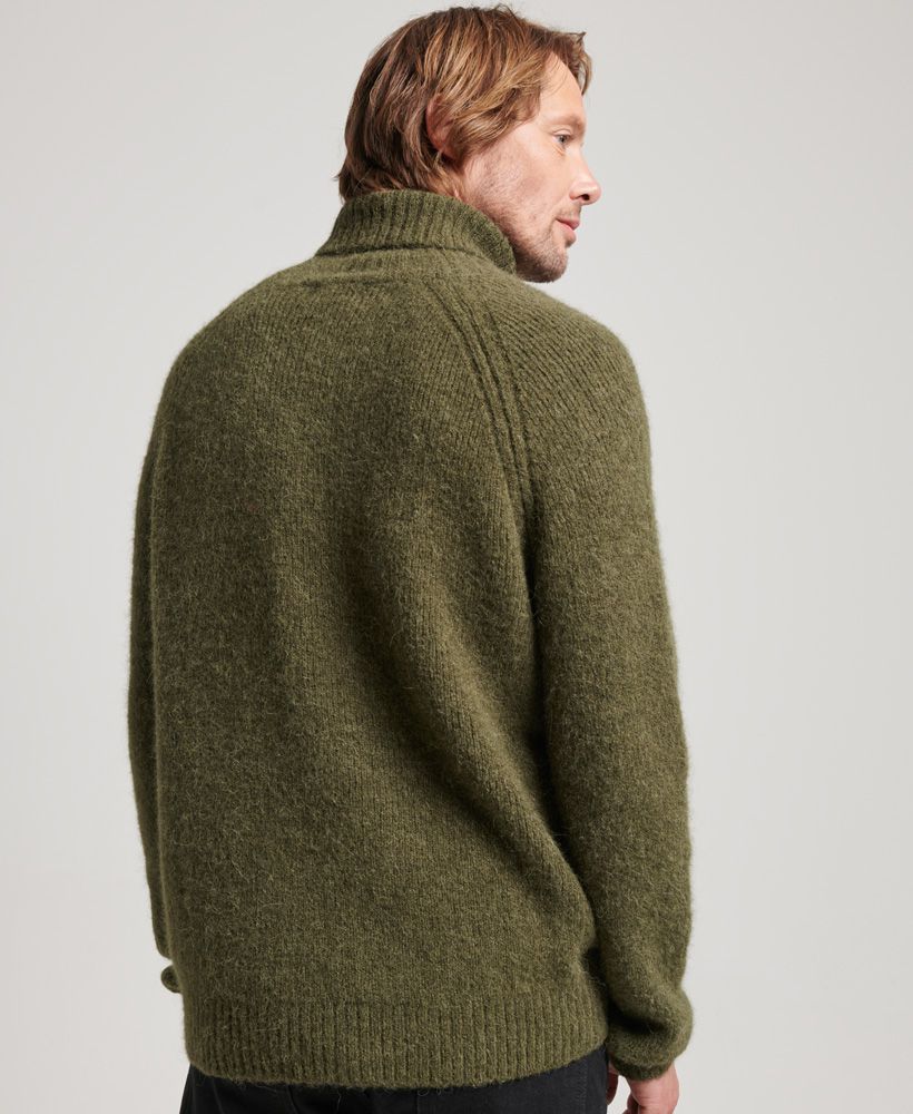 Look no further for your smart winter look the Studios Chunky Roll Neck Jumper is a classic design with minimal branding.Relaxed fit – the classic Superdry fit. Not too slim, not too loose, just right. Go for your normal sizeAlpaca wool-rich fabricRoll neckRibbed designMetal logo tab