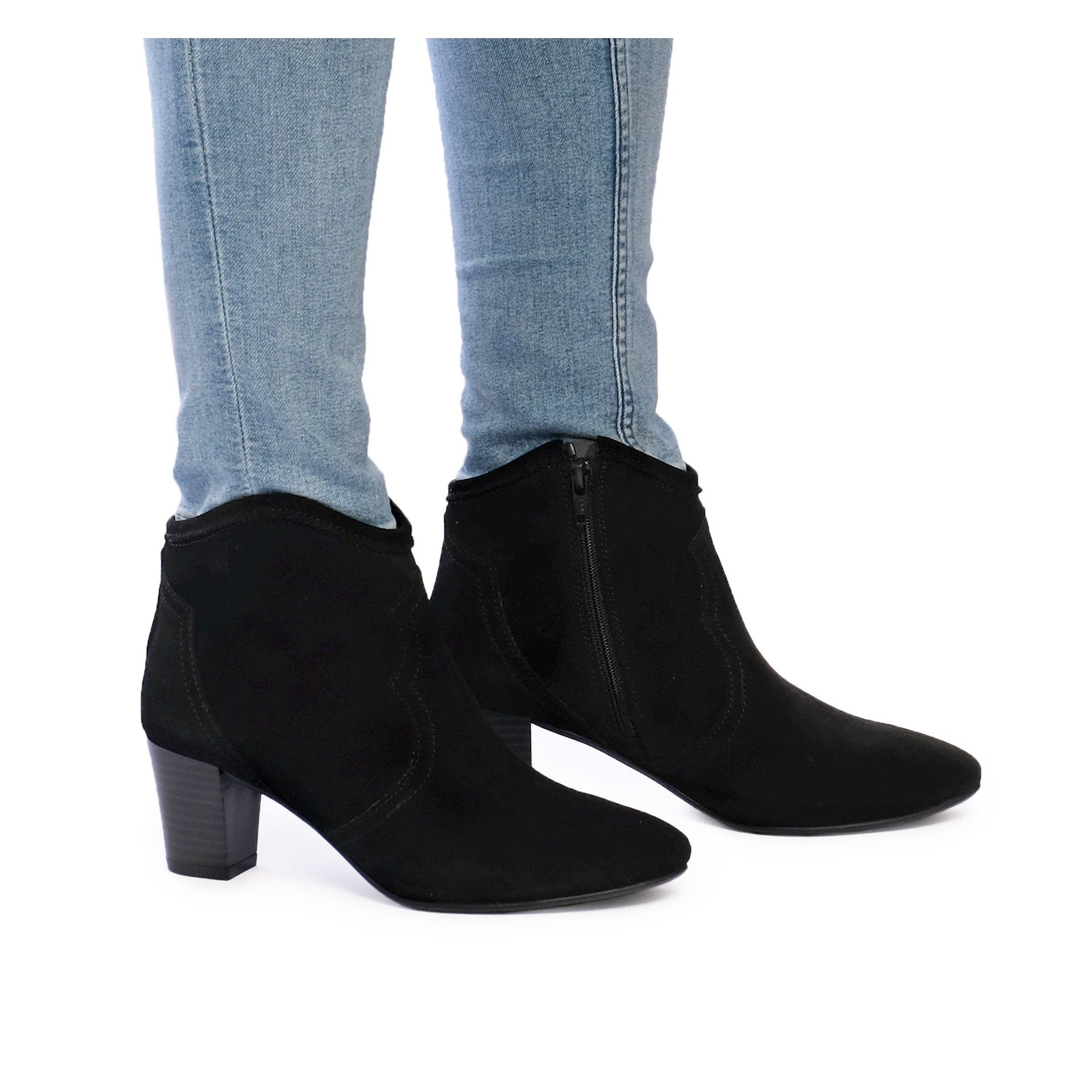 Casual ankle boots with high heel. Zipper closure. Upper, inner and insole made of leather. Heel: 6 cm. Made in Spain.