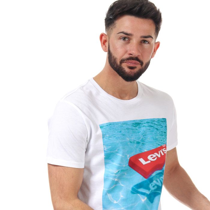 Mens Levis Graphic Photo Logo T-Shirt in White<BR><BR>- Short sleeve<BR>- Ribbed collar<BR>- Crew neck<BR>- Graphic print to chest<BR>- Branding to front<BR>- Shoulder to hem 27in approximately<BR>- 100% Cotton. Machine Washable<BR>- Ref: 224910492<BR><BR>Measurements are intended for guidance only