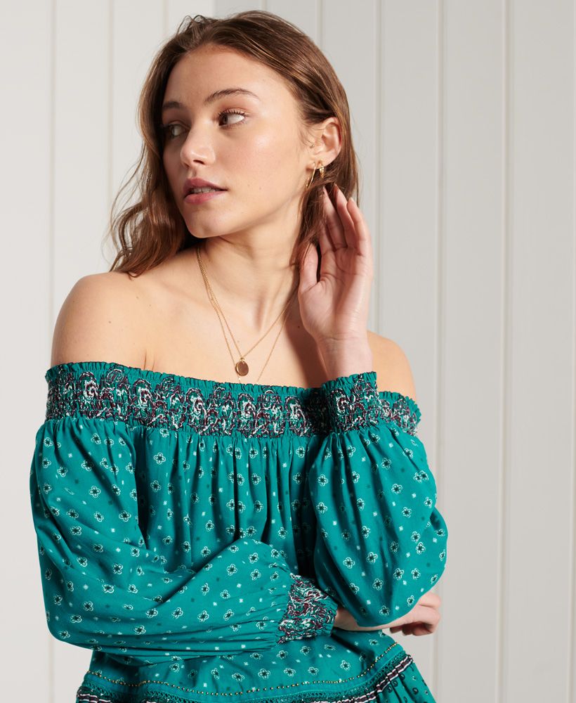 Get the ultimate boho vibe with the vintage-inspired Ameera Off Shoulder Top, featuring a smocked neckline, lace detailing and beaded hems.Loose Fit – where comfort meets cool, a stylish loose cut makes this a must-have shapeOff-shoulder designSmocked necklineElasticated cuffsLace detailingBeaded hemsSignature logo tabSignature logo metal badgeAll over print