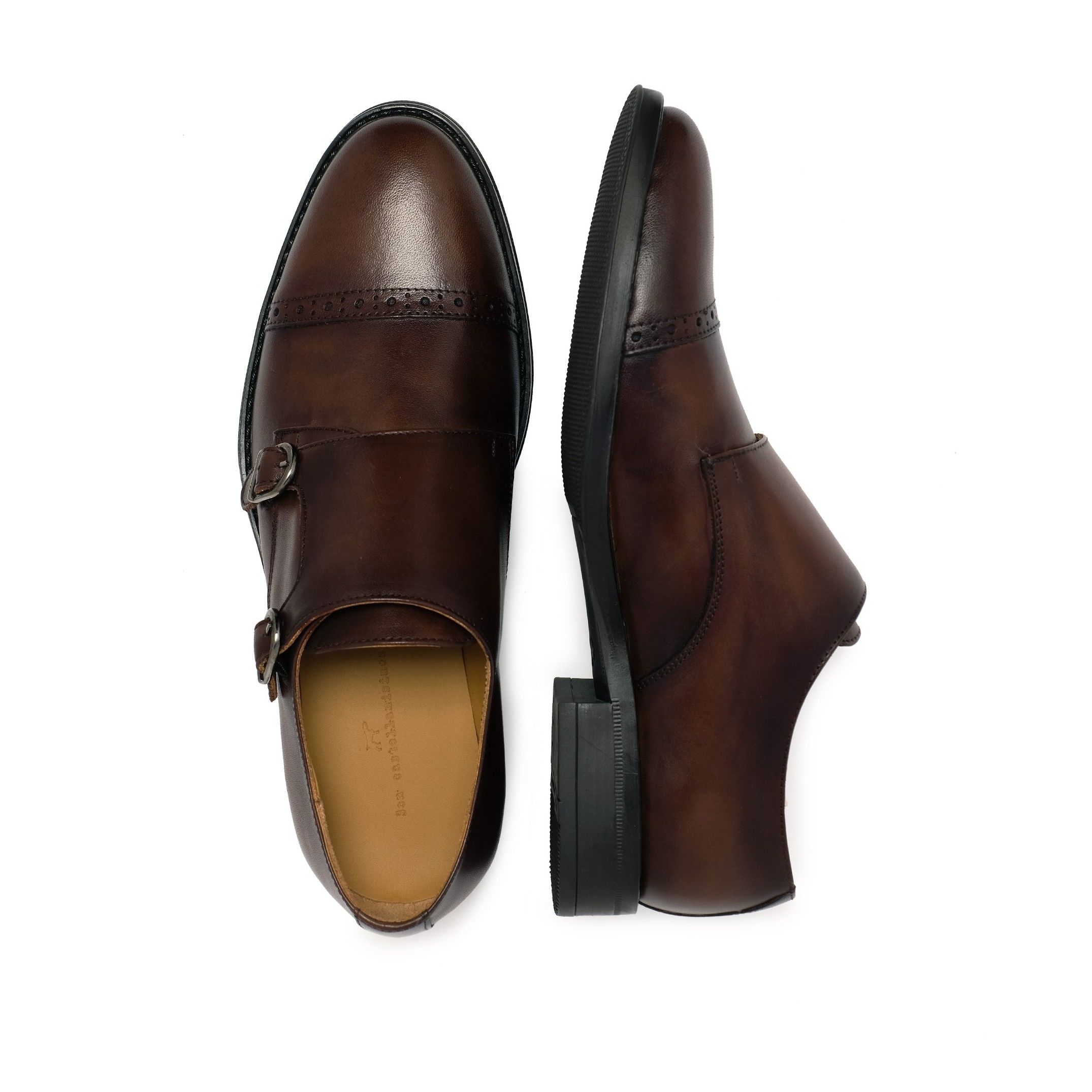 Monkstrap shoes in florentic leather. Closure: metalic buckle. Upper: florentic leather. Inner and insole: leather. Sole: Synthetic leather (better in durability and waterproofness). MADE IN SPAIN.