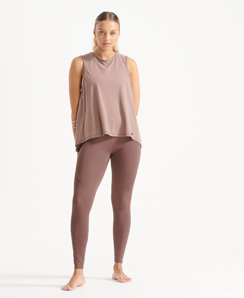 Move freely and in an unrestricted way during your session so that you're able to reach your target. The open back not only enables freedom of movement, it will also help you regulate your temperature when your session gets strenuous.Relaxed: A classic fit. Not too slim, not too tight – no distractions hereOpen back designSubtle metal hem badgeMade with organic cotton grown using natural rather than chemical pesticides and fertilisers. The healthier soil this creates uses up to 80% less water which is better for our planet and for the farmers who grow it.