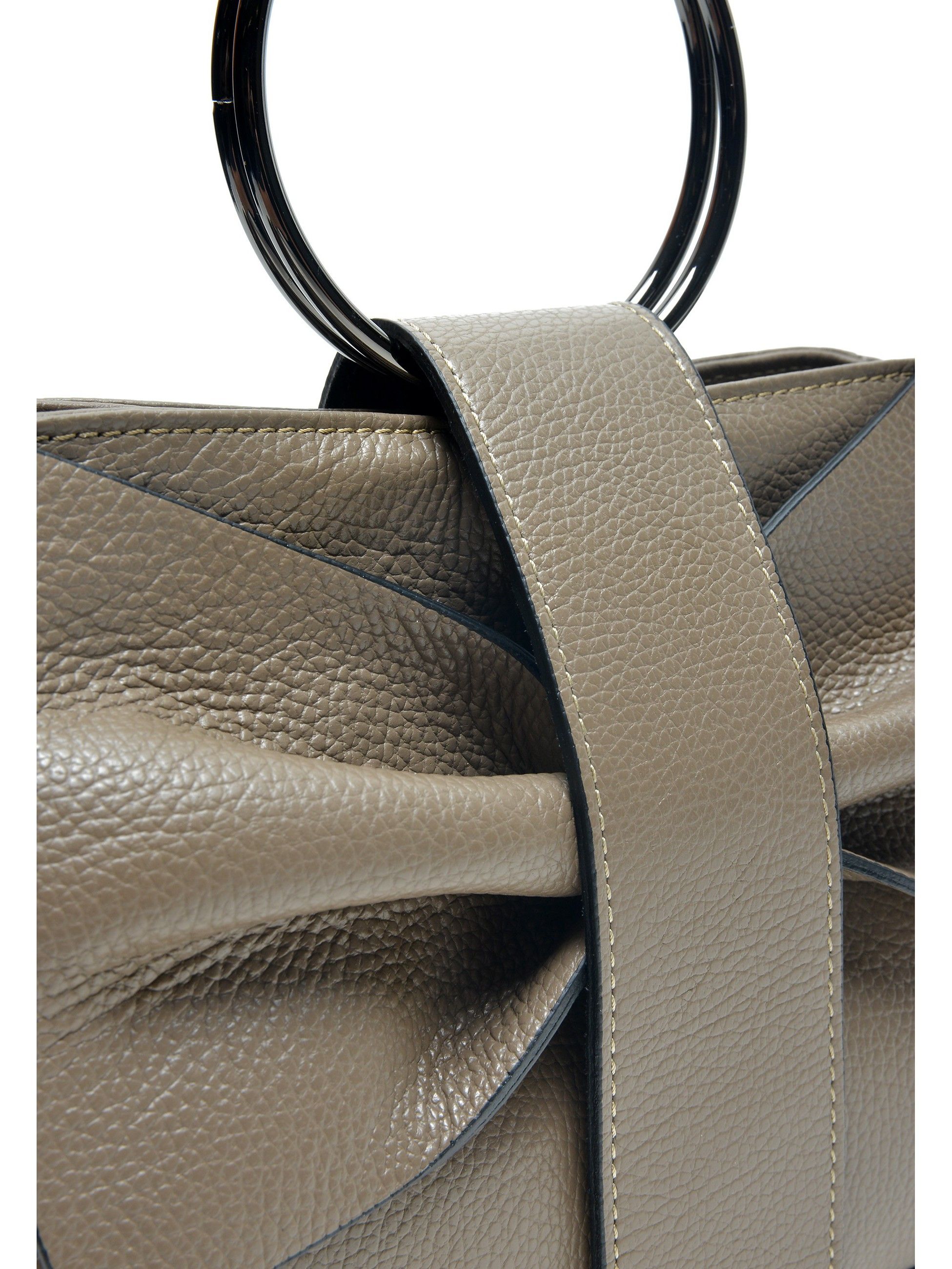 Handbag
100% cow leather
Top zip closure
Inner zip pocket
Back zip pocket
Metal hoop handle
Bow decoration
Dimensions (L): 22x28x12 cm
Handle: 30 cm non adjustable
Shoulder strap: 1x120 cm adjustable