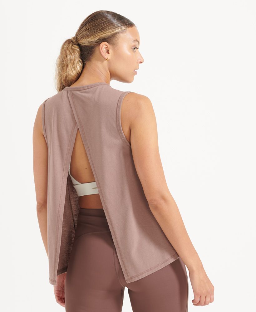 Move freely and in an unrestricted way during your session so that you're able to reach your target. The open back not only enables freedom of movement, it will also help you regulate your temperature when your session gets strenuous.Relaxed: A classic fit. Not too slim, not too tight – no distractions hereOpen back designSubtle metal hem badgeMade with organic cotton grown using natural rather than chemical pesticides and fertilisers. The healthier soil this creates uses up to 80% less water which is better for our planet and for the farmers who grow it.