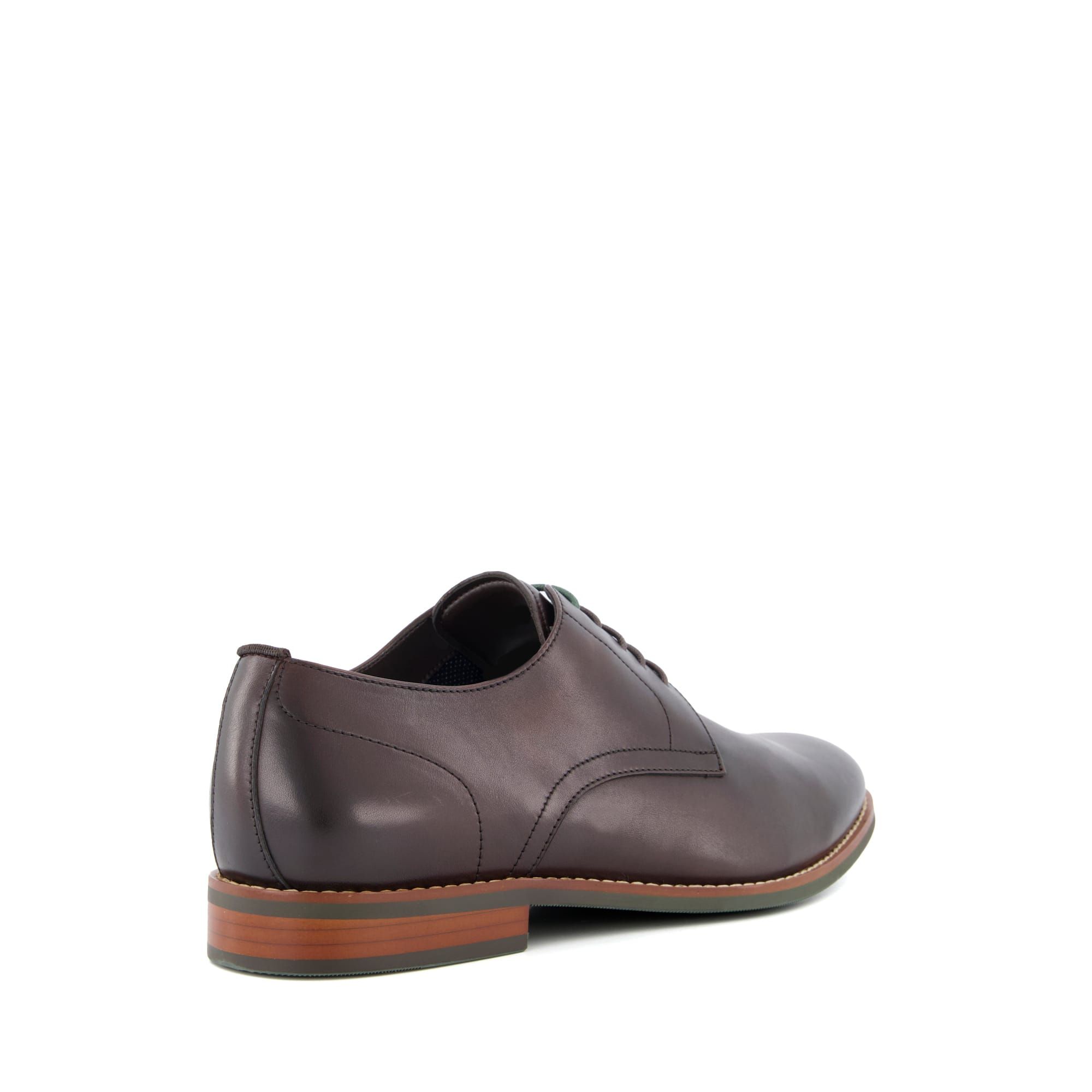 Refine your formal edit with our Suffolks Gibson shoes. Meticulously crafted from genuine leather, they feature classic top-stitch detailing along with two lace colourways to choose from