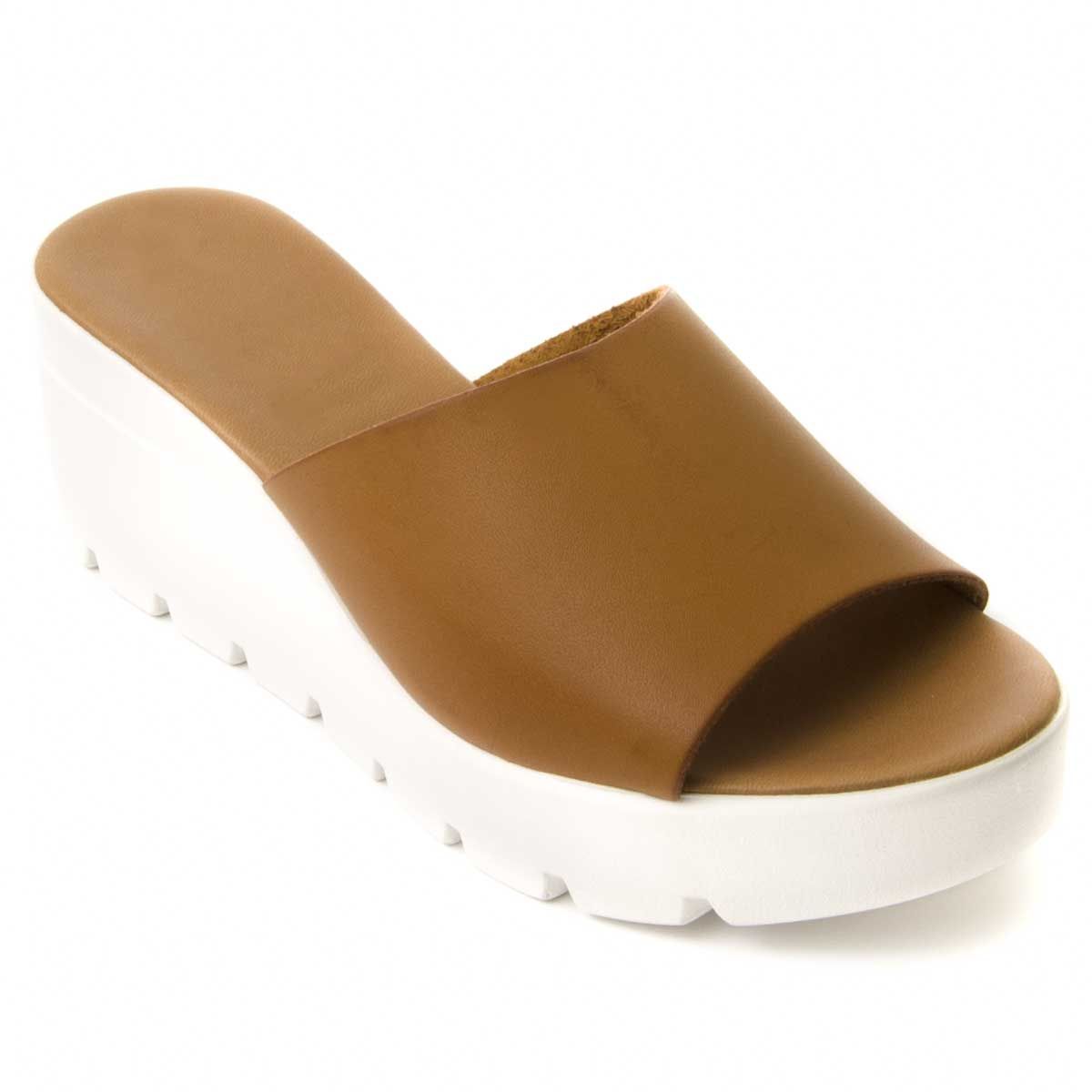 Super Sandals with wedge and platform. This sandals are manufactured in light materials and very comfortable. Comfortable and very flexible hormo, perfectly adjustable at the foot. Its inner plant is comfortable and padded. Polyurethane floor. The polyurethane material is not split, does not wear, it is non-slip and makes it the lighter footwear. Without a doubt, it is the perfect sandal for your day or weekend. Capsula by Patrizia collection. Measures: wedge 7cm and 3cm platform approximately.