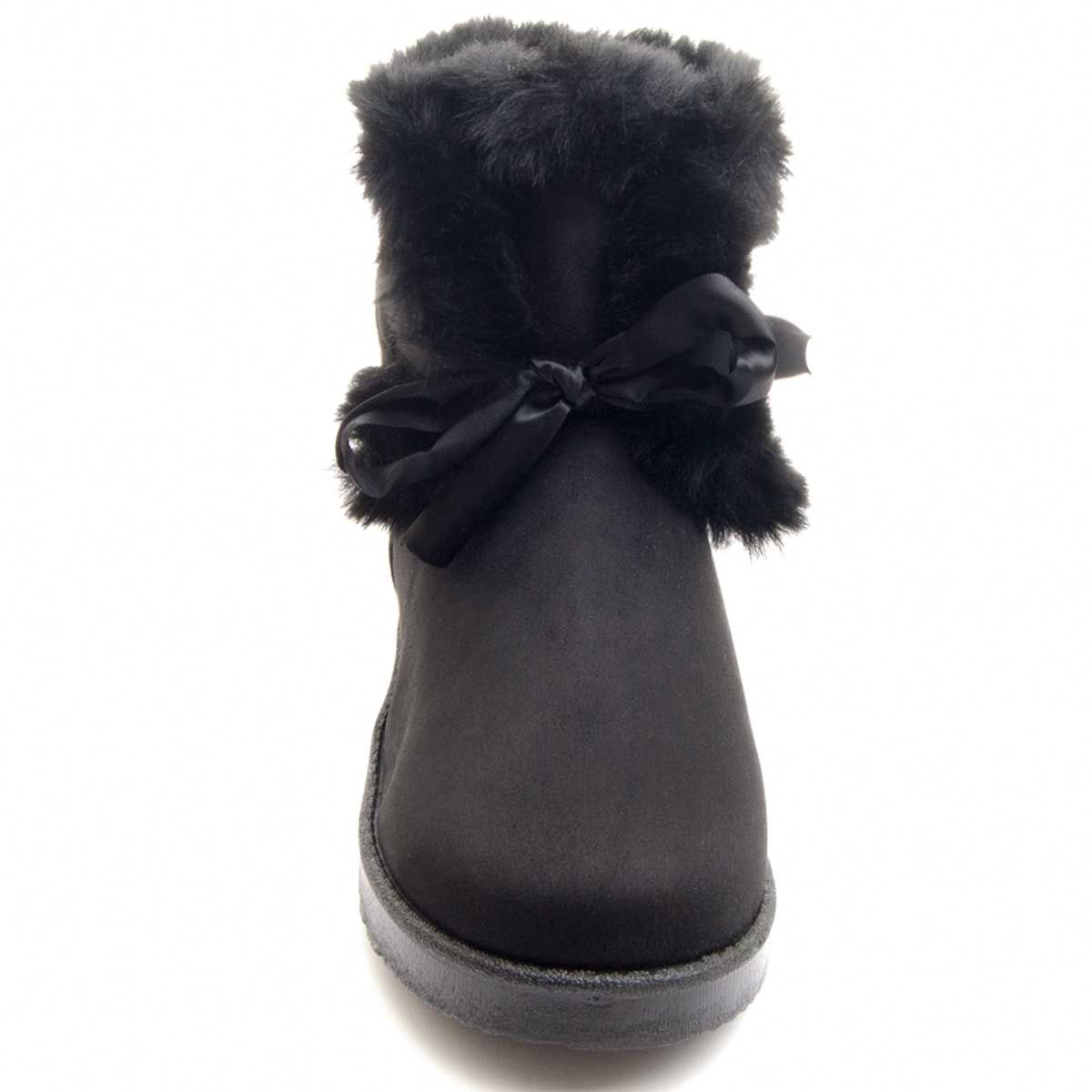 Ideal boot with perfect hair for winter as it is totally lined. Very warm and comfortable. The material is soft and easy to clean. The term is perfectly adapted to the foot and is wide. The floor is light but non-slip and quality. It has an earlier and subsequent buttress to achieve greater durability. This is not an either boot. Manufactured in collaboration with Kylie.