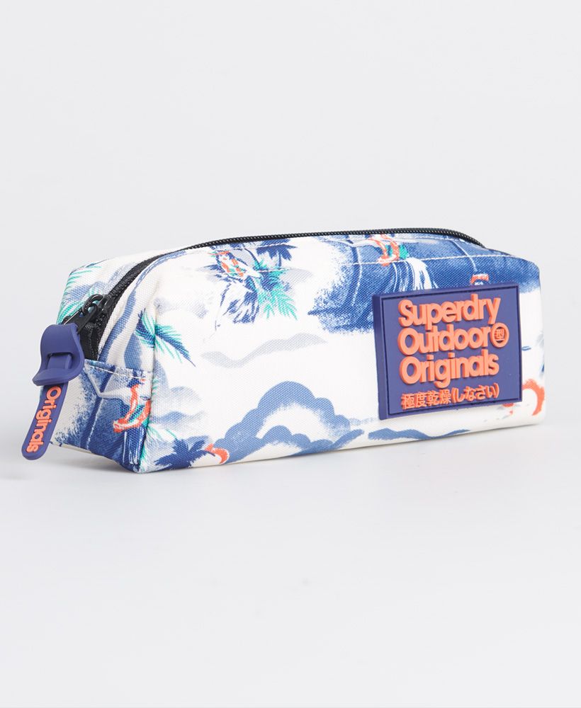 Rock the school, university, or even work with this bold pencil case with a snazzy all over print! Your stationary will feel right at home in this beautiful case.Zip fasteningRubber logo