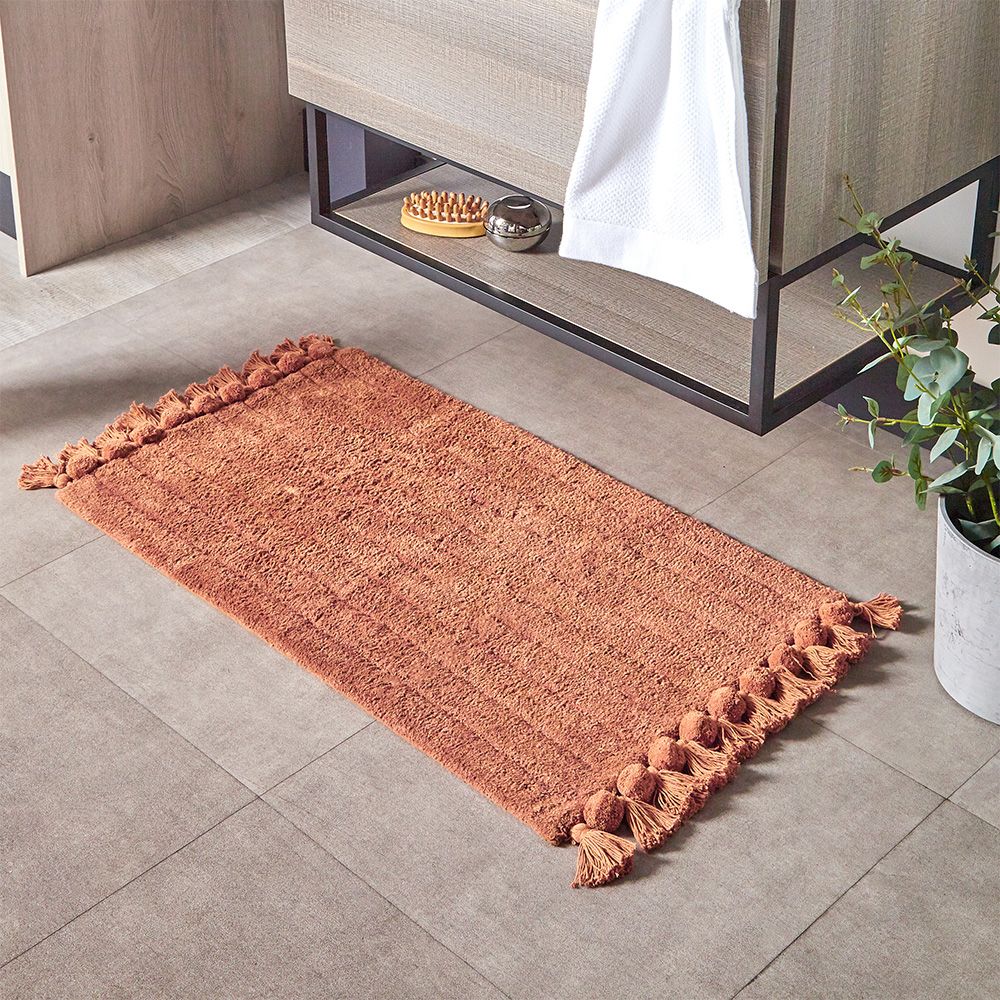 Featuring an ultra-soft ribbed design, complete with coordinating side tassels. Made from 100% Cotton, making this bath mat incredibly soft under foot. This bath mat has an anti-slip quality, keeping it securely in place on your bathroom floor. The 2000 GSM ensures this bath mat is super absorbent preventing post-bath or shower puddles.