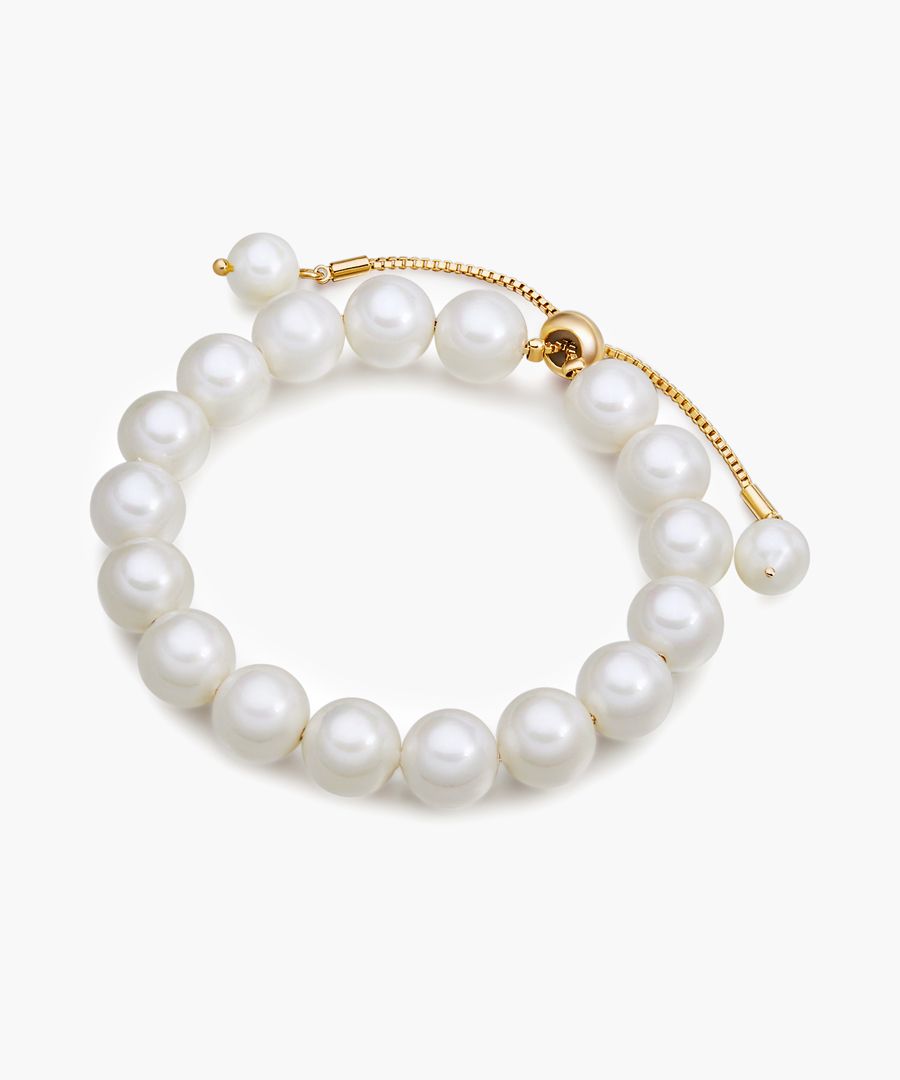 The whimsical beauty of pearls inspires Pure Pearl's collections. Find necklaces, rings, bracelets and earrings in different colours to bring a touch of elegance to your ensemble. 