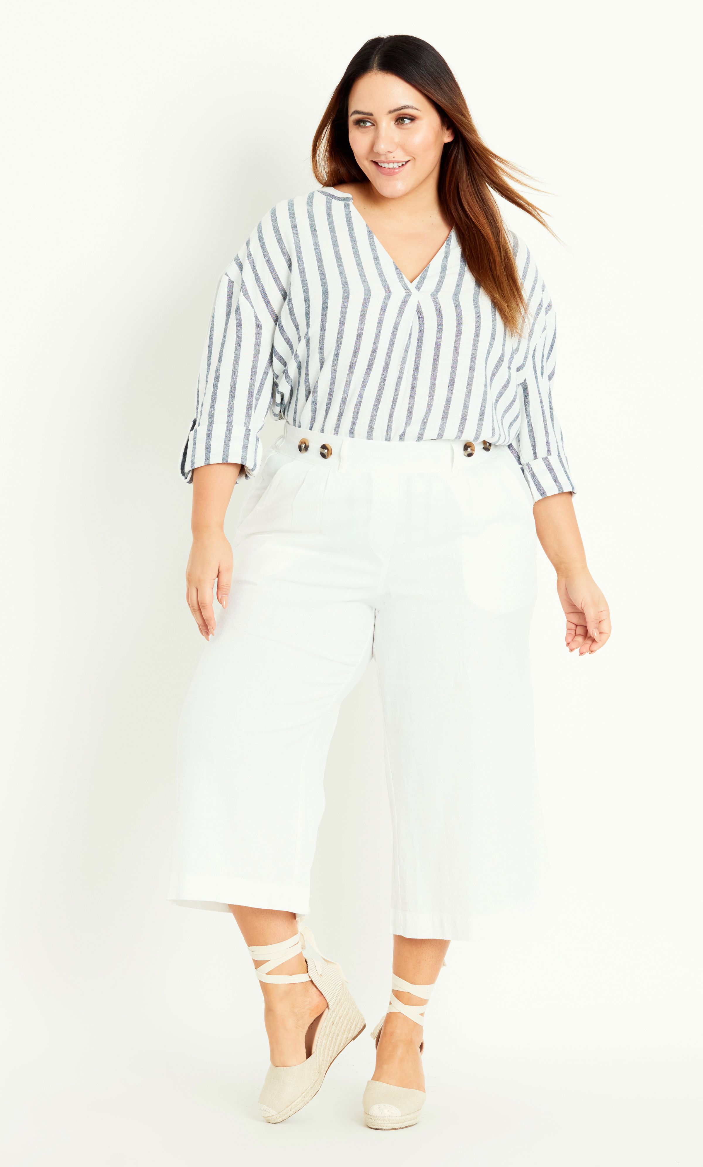 Create an enviable summer look in our white Linen Blend Culotte, channelling dreamy Hamptons vibes with its effortless aesthetic. Offering a convenient elasticated waistband and breathable linen blend fabric, these trousers are as comfortable as they are fashion-forward. Key Features Include: - Elasticated waist with drawstring - Four pockets - Linen blend fabrication - Relaxed leg - Unlined - Pull up style - Ankle length Team with an oversized white shirt and some beige accessories.