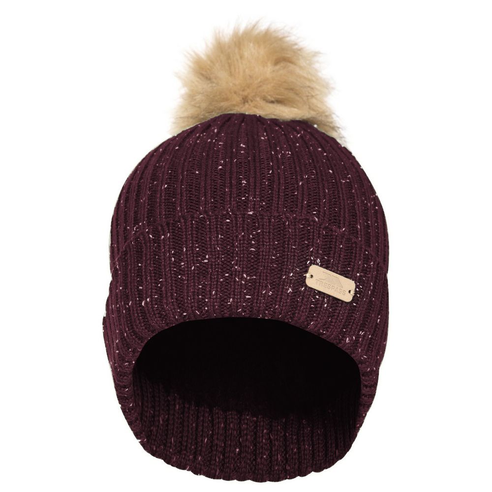Knitted slouch hat. Faux fur pom pom. Soft chenille lining. Leatherette badge. Outer: 100% Acrylic, Lining: 100% Polyamide, Pom Pom: 100% Acrylic artificial fur.