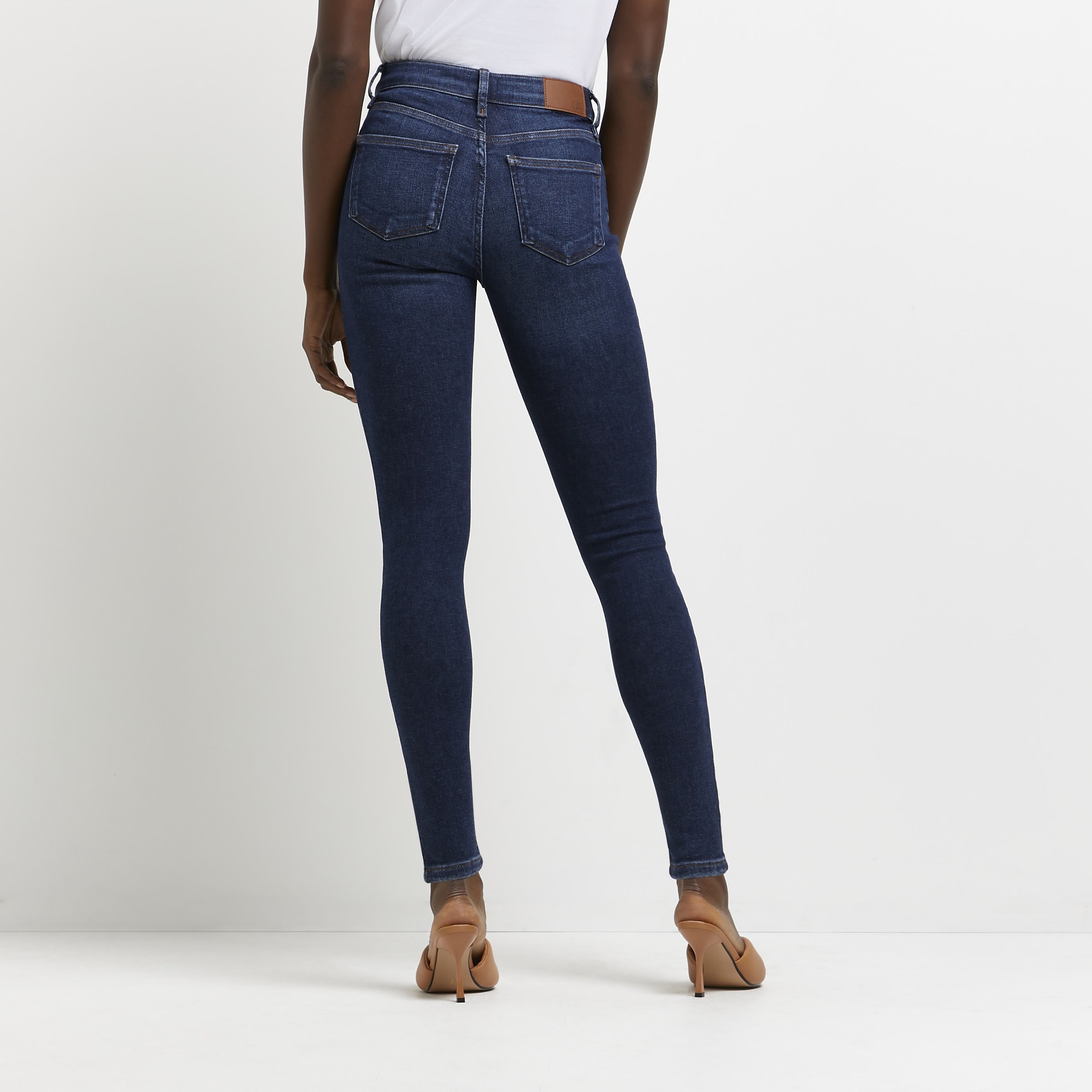 > Brand: River Island> Department: Women> Colour: Denim> Type: Jeans> Style: Straight> Material Composition: 94% Cotton 4% Elastomultiester 2% Elastane> Material: Cotton Blend> Pattern: No Pattern> Occasion: Casual> Size Type: Regular> Fit: Slim> Closure: Button> Rise: Mid (8.5-10.5 in)> Season: AW21