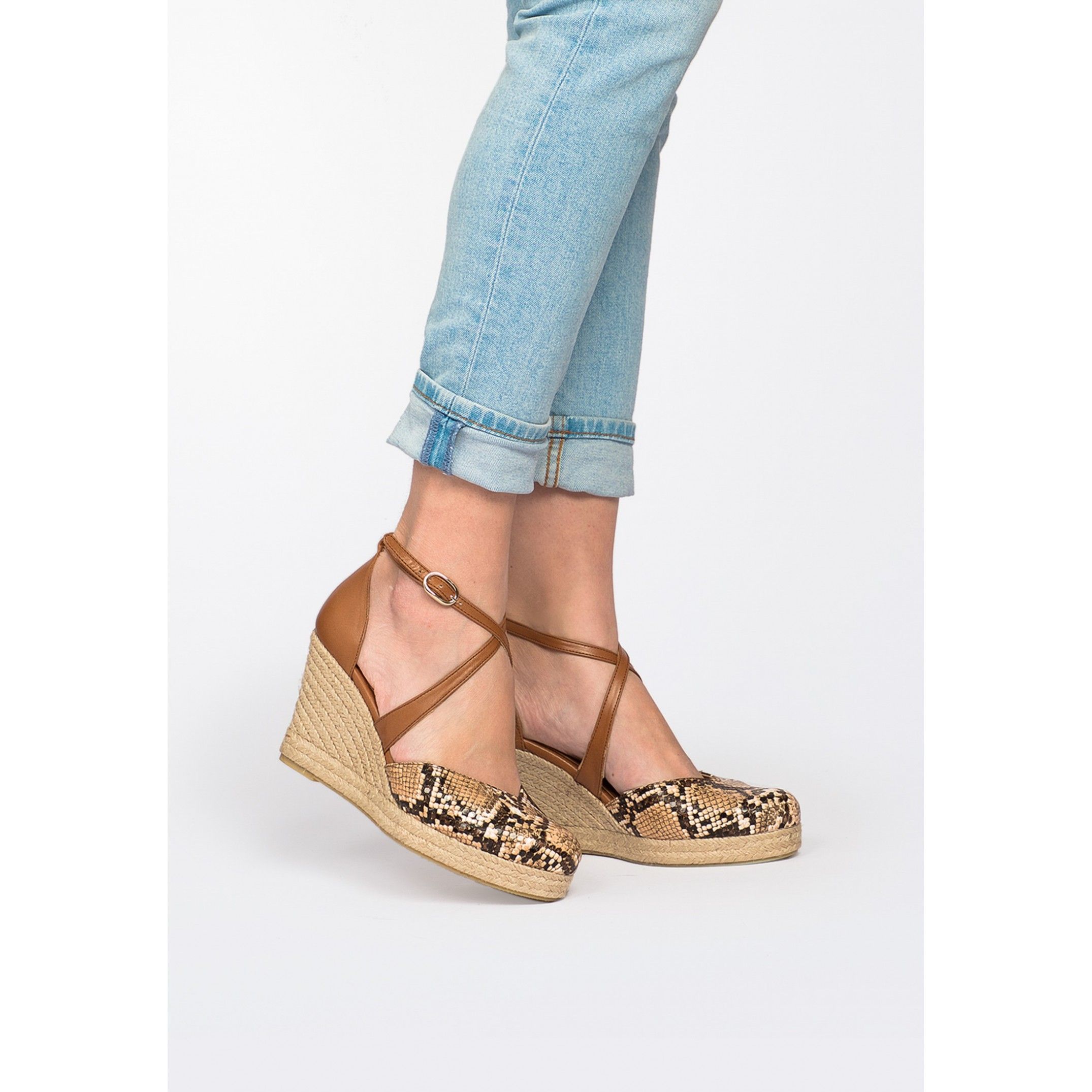 Ankle strap leather sandals with nine strings. Upper made of cowhide leather. Metal buckle closure.  Inner lining and insole: pig lining. Padded sole: 0'3 cm. Sole material: synthetic. Heel height: 8'5 cm. Platform: 2 cm. Diseñado y fabricado en España.