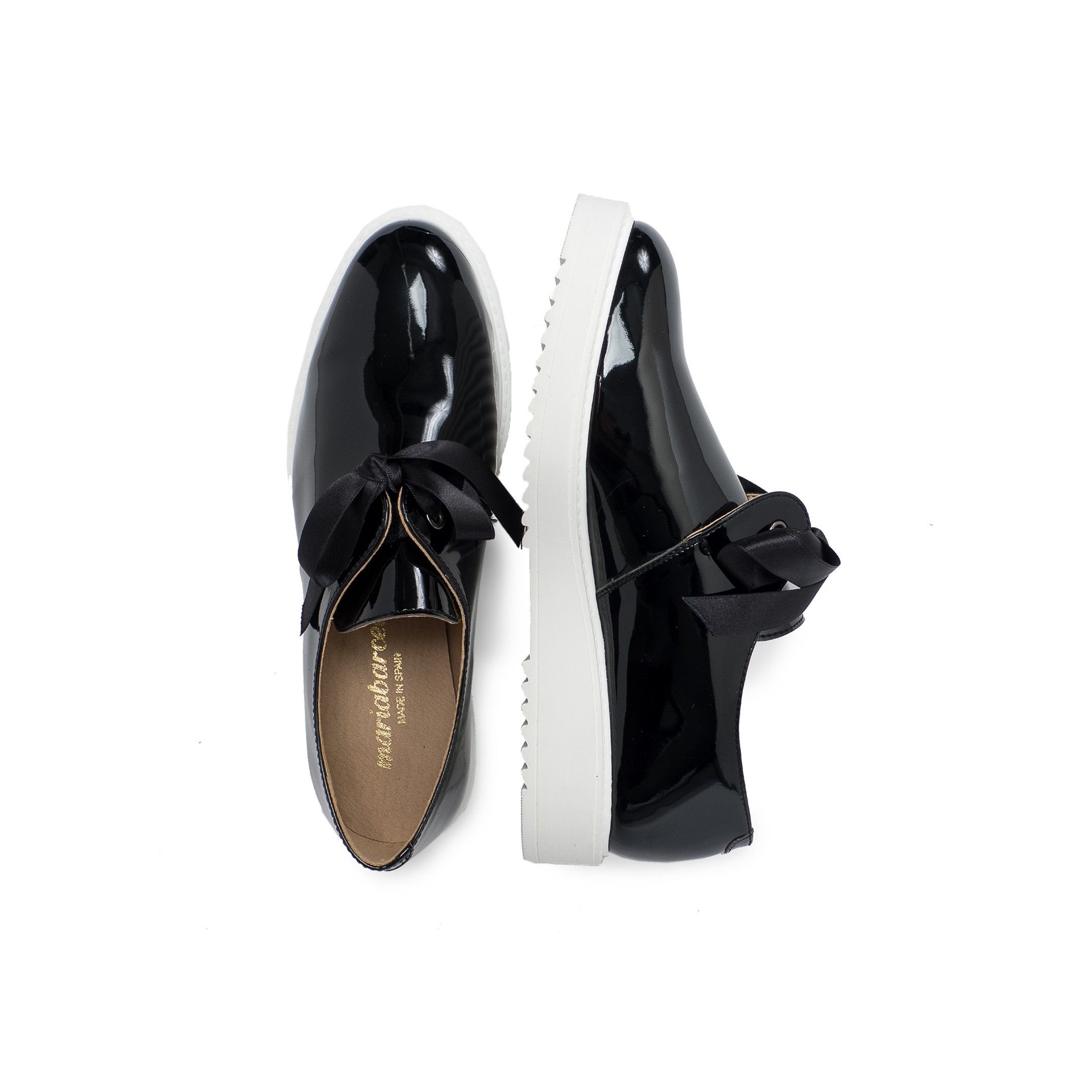 Women shoes with bow, by Maria Barcelo. Upper: leatherette. Laces closure. Inner lining and insole: Breathable, anti-allergic microfiber and keeps the inside of the footwear dry. Sole material: synthetic. Heel height: 3 cm. Platform: 2 cm Designed and manufactured in Spain.