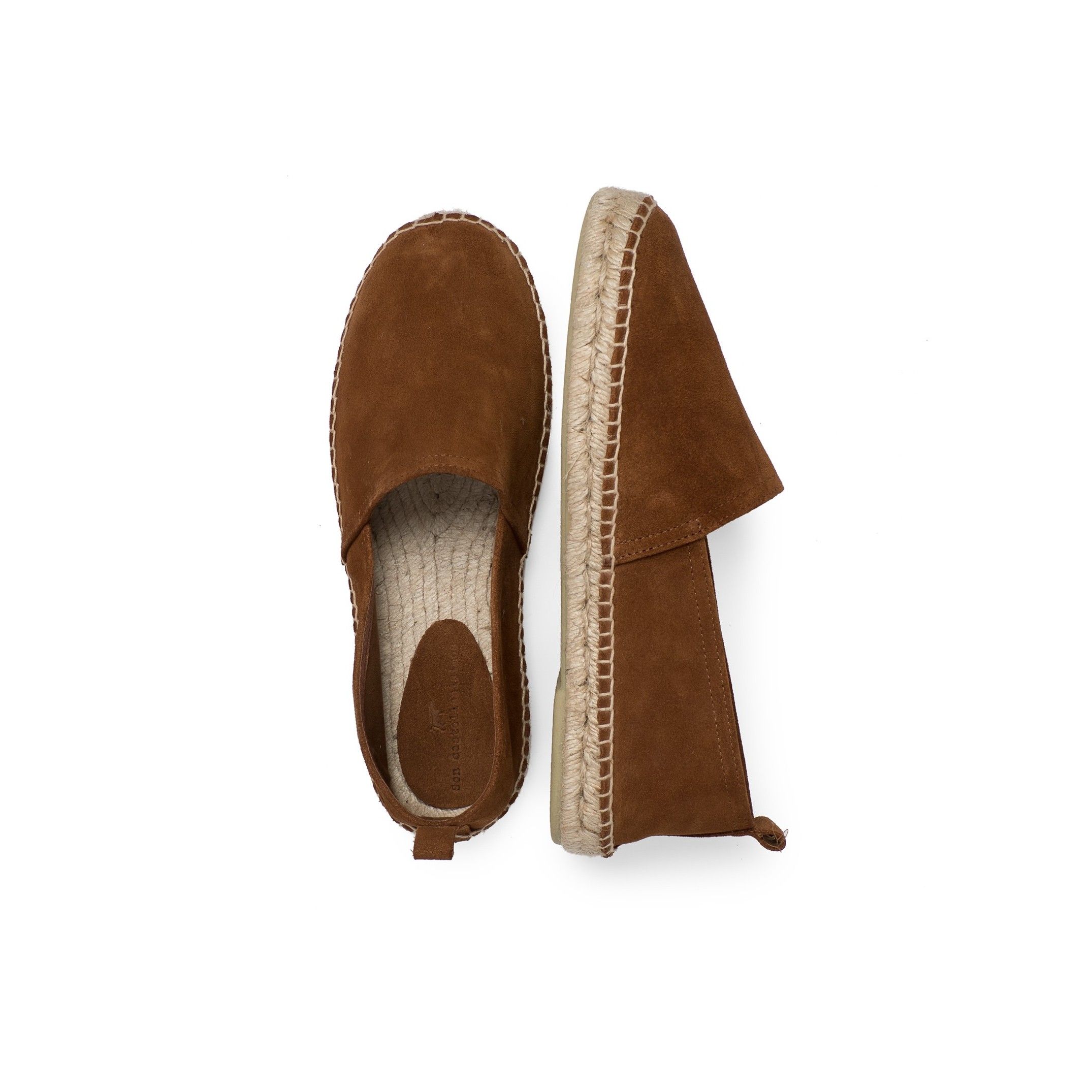 Flat espadrilles made of split leather, by Castellanisimos. Upper: cowhide leather. Inner lining and insole: 25% cowhide leather and 75% of textile. Sole material: synthetic and non-slip. Heel height: 2 cm. Designed and made of leather.