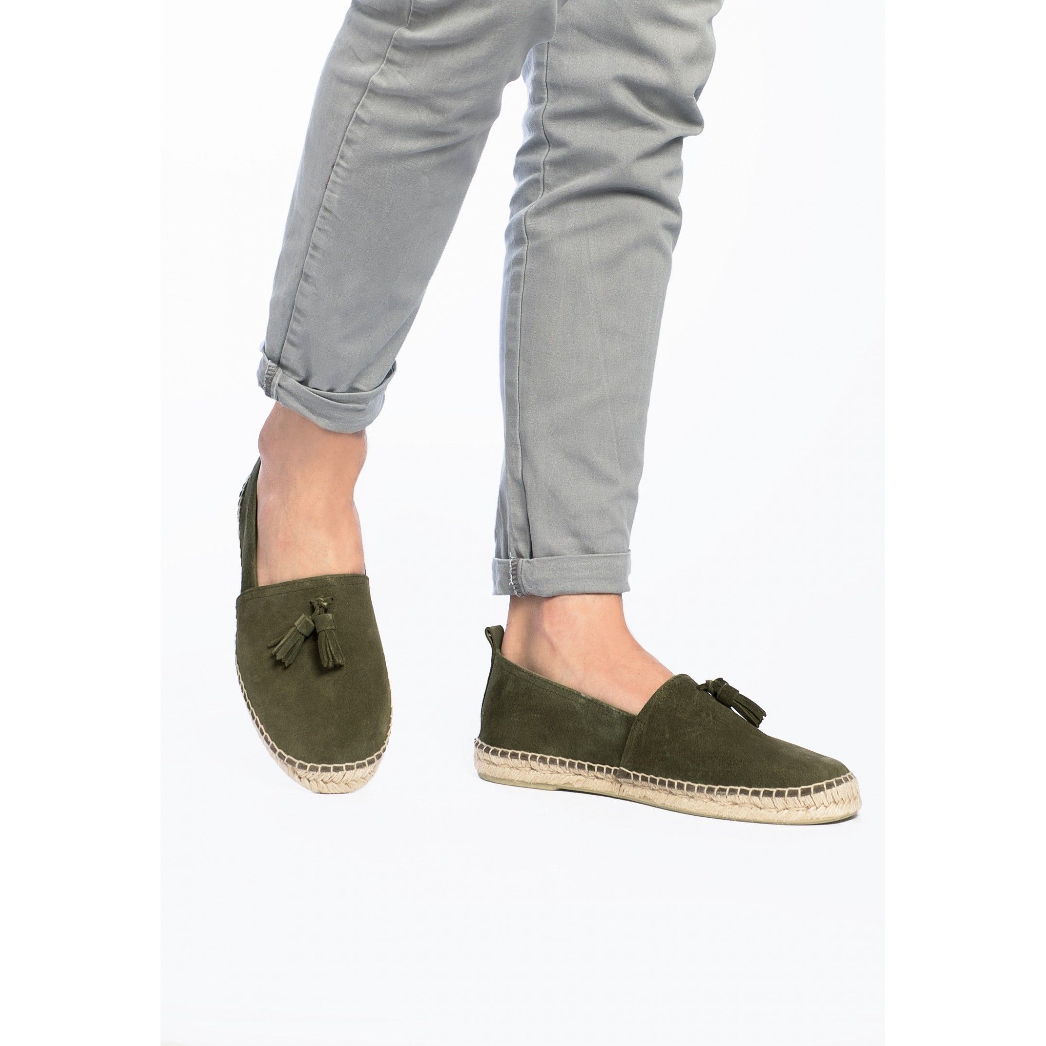 Split leather flat espadrilles with tassels, by Castellanisimos. Upper made of cowhide leather. Inner lining and insole: 25% cowhide leather and 75% of textile. Sole material: synthetic and non slip. Heel height: 2 cm. Designed and made in Spain.