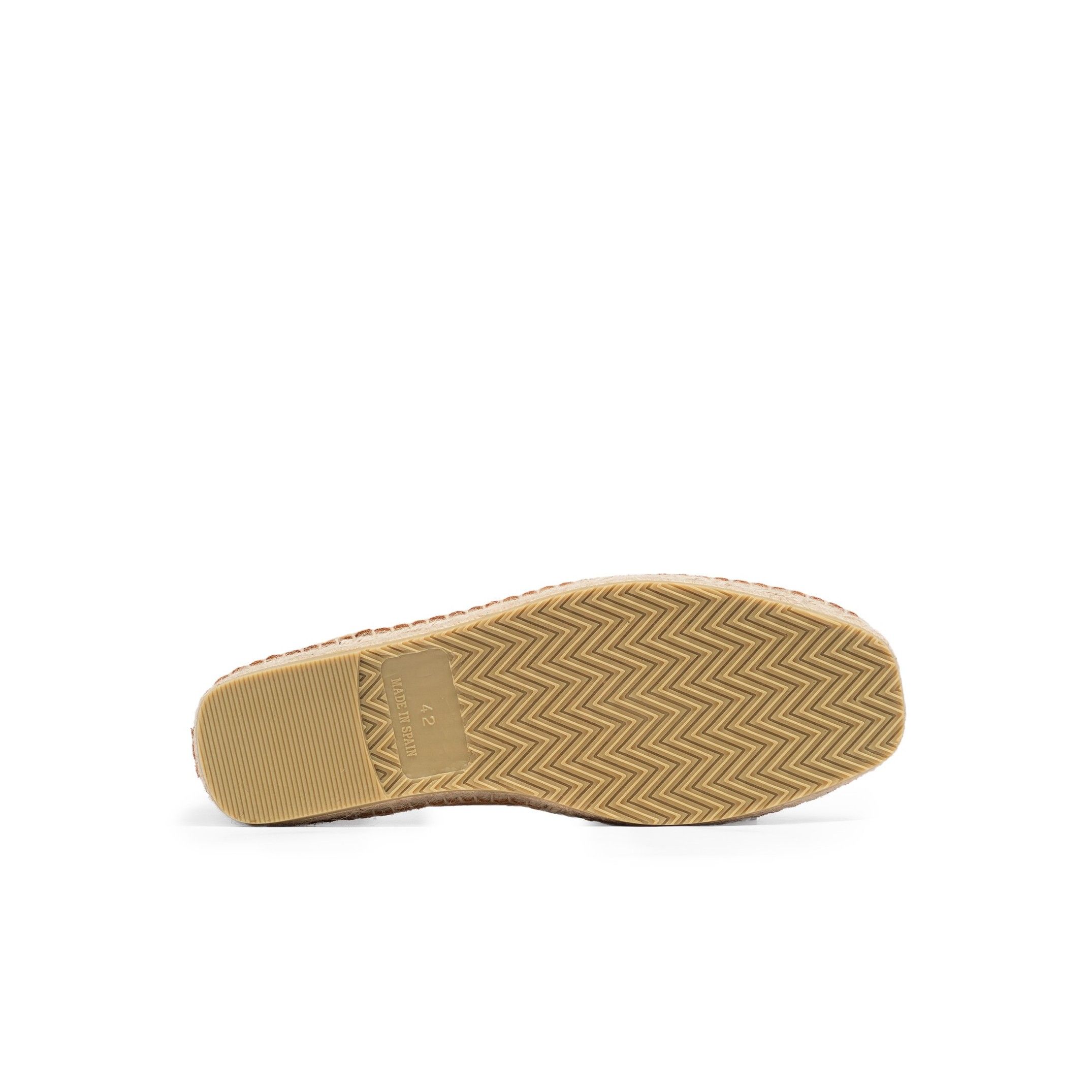 Flat espadrilles with laces closure, by Son Castellanisimos. Upper made of cowhide leather. Cotton laces closure. Inner lining and insole: 25% of cowhide leather and 75% of textile. Sole material: synthetic and non slip. Heel height: 2 cm. Designed and made in Spain.