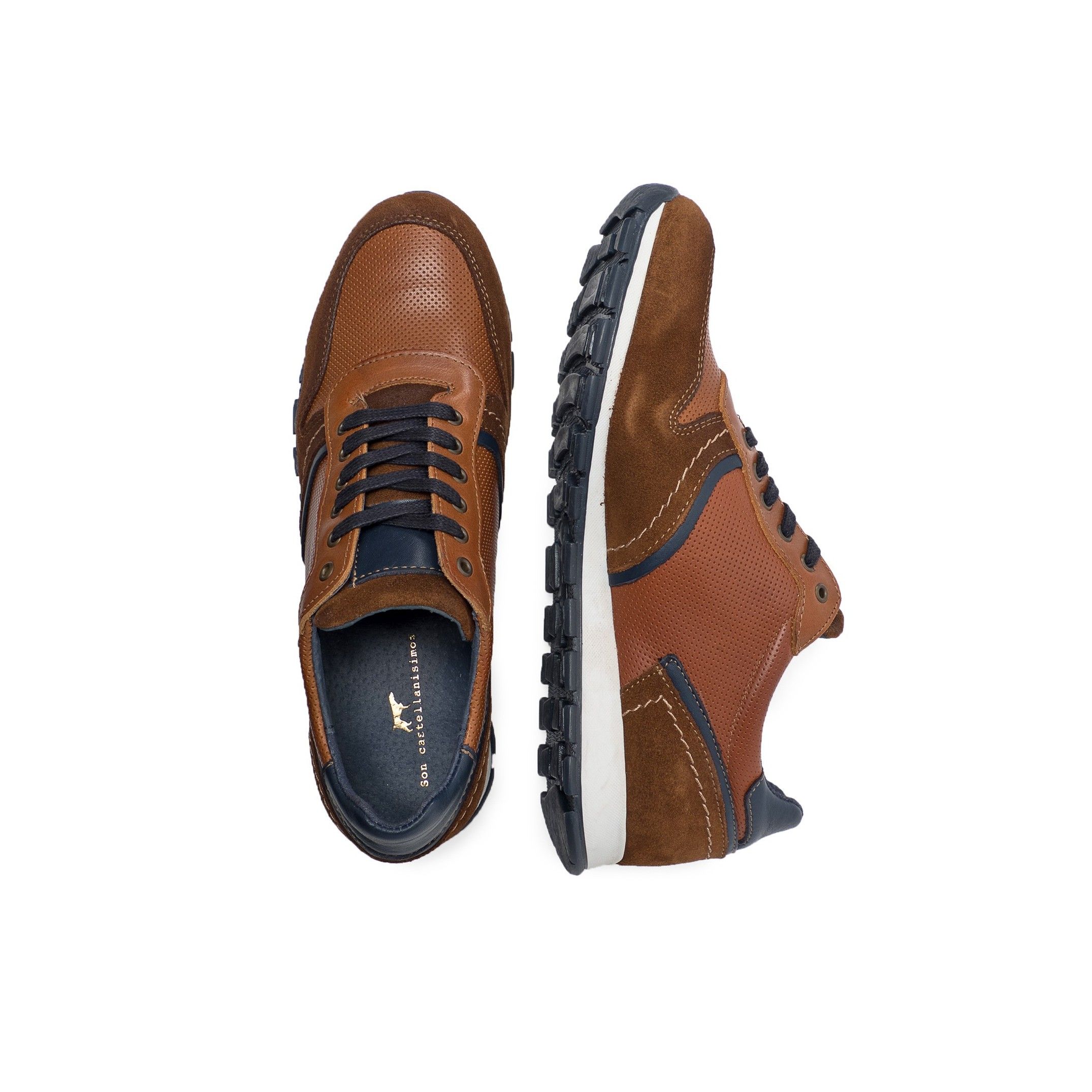 Sneakers with laces for men by Son Castellanisimos. Upper made of cowhide leather. Cotton laces closure. Inner lining and insole made of cowhide leather. Sole material: synthetic and non slip. Heel height: 2 cm. Designed and made in Spain.
