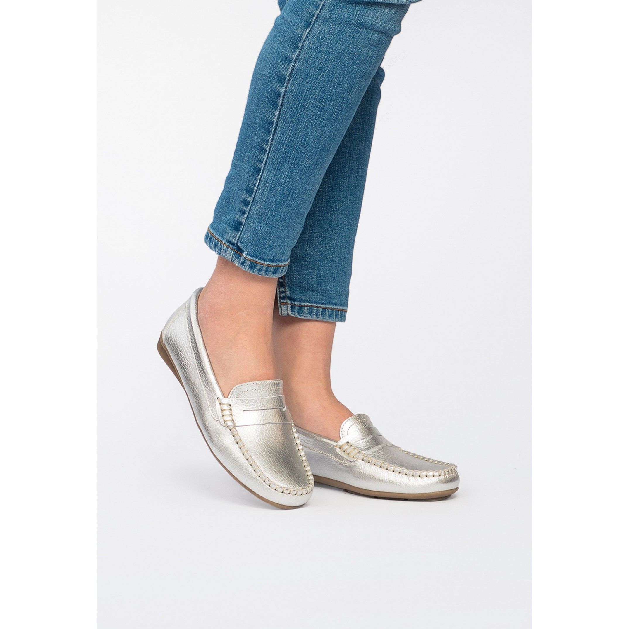 Nappa leather loafers for women, by Son Castellanisimos. Upper made of cowhide leather. Open shoe. Inner lining and insole made of cowhide leather. Sole material: synthetic and non slip. Heel height: 2 cm. Designed and made in Spain.