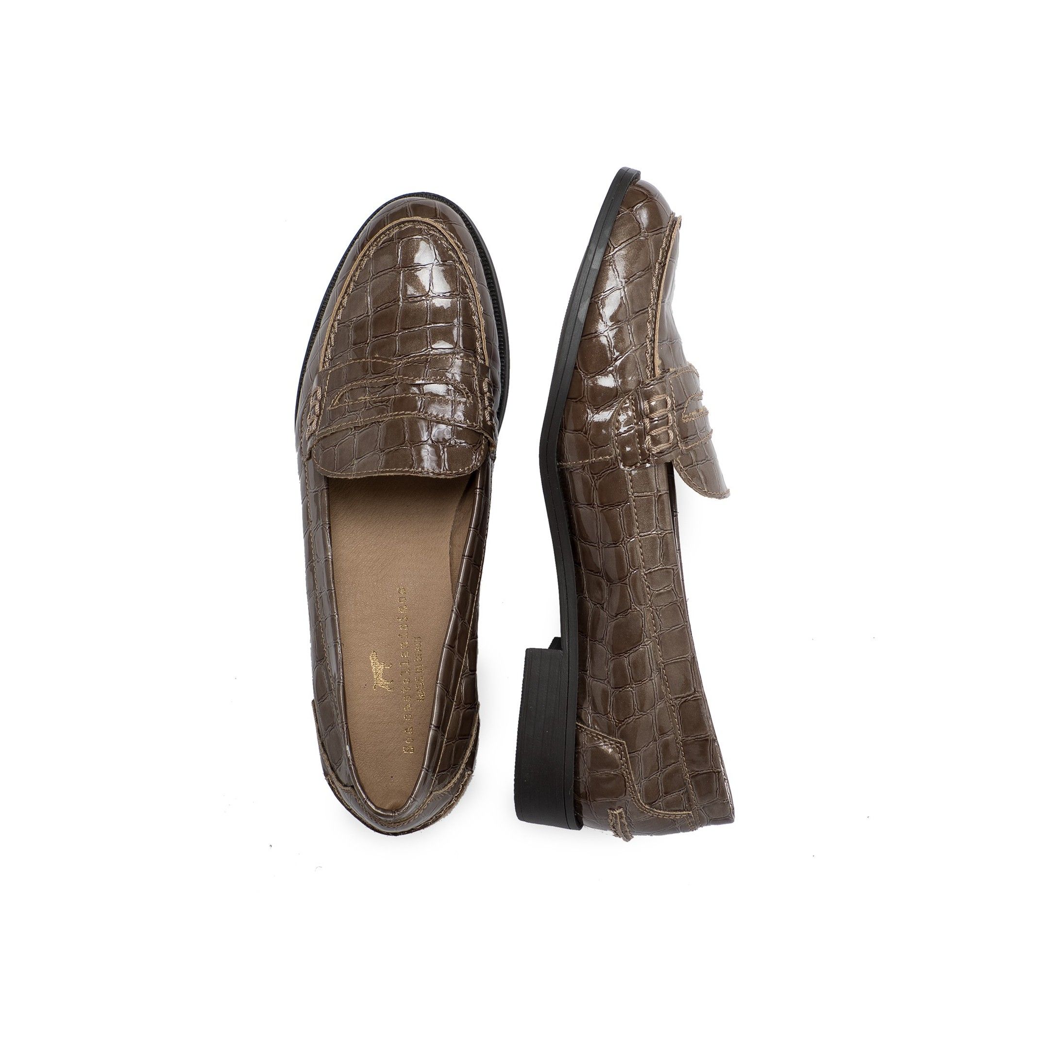 Loafers with mask for women, by Son Castellanisimos. Upper made of leatherette. Inner lining and insole: Antiallergic and keeps the inside of the footwear dry. Sole material: synthetic and non slip. Heel height: 2 cm. Designed and made in Spain.