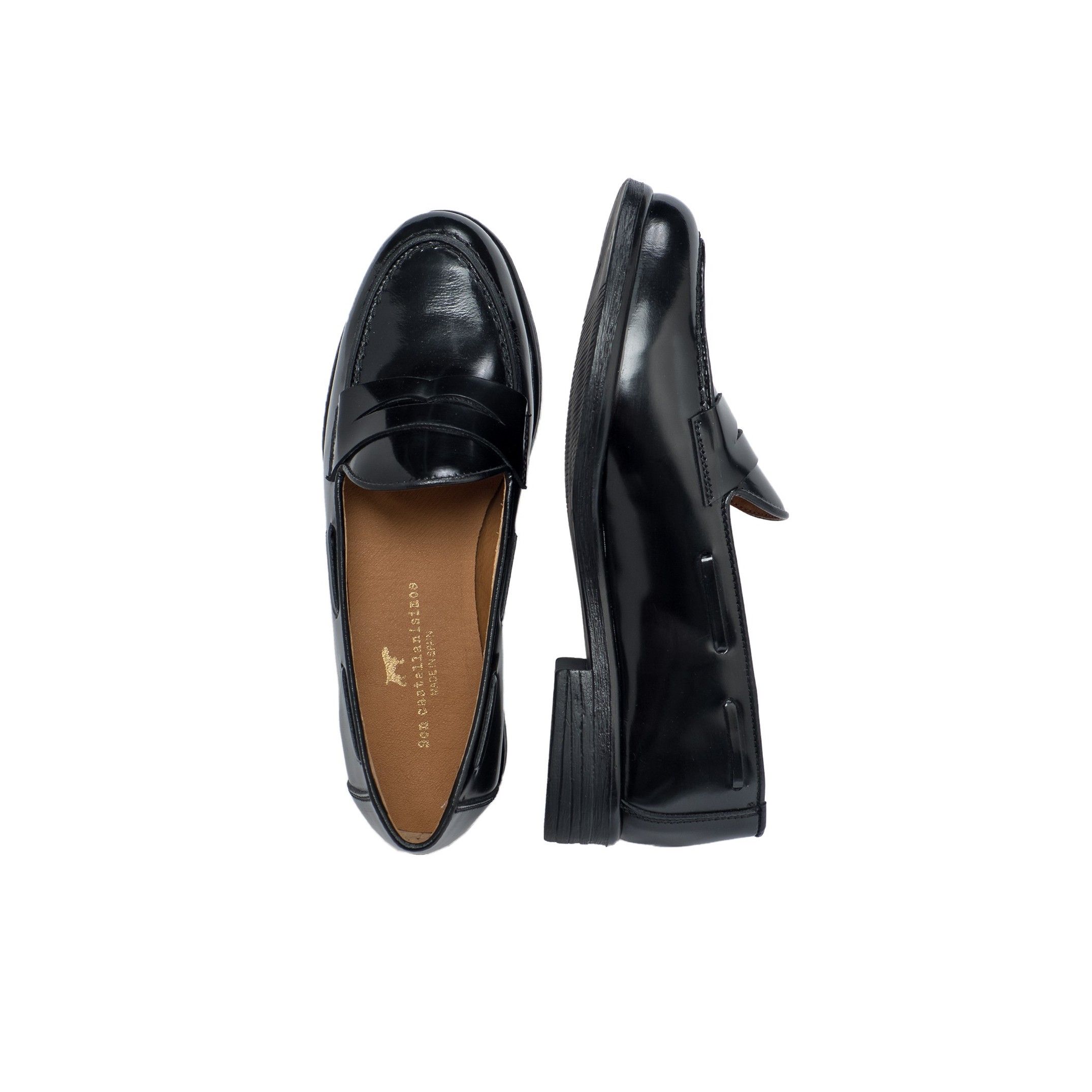 Leather loafers with mask for women, by Son Castellanisimos. Upper made of cowhide leather. Inner lining and insole: Antiallergic and keeps the inside of the footwear dry. Sole material: synthetic and non slip. Heel height: 2,5 cm. Designed and made in Spain.
