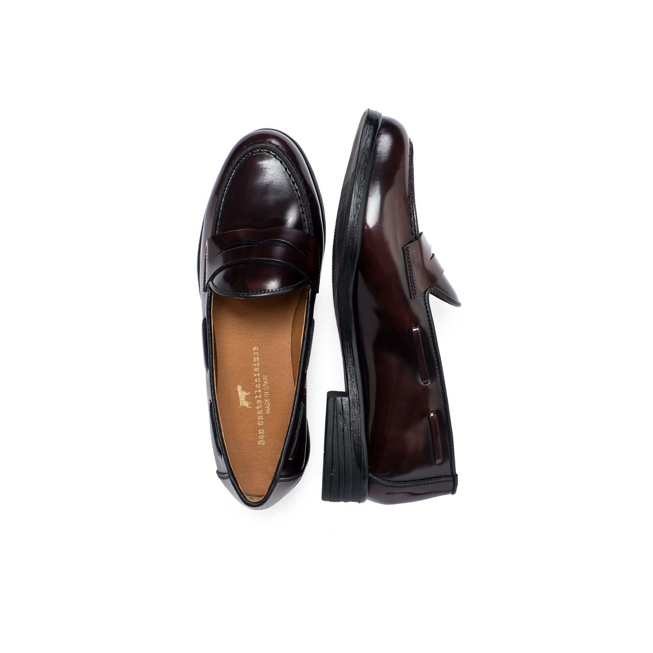 Leather loafers with mask for women, by Son Castellanisimos. Upper made of cowhide of leather. Inner lining and insole: Antiallergic and keeps the inside of the footwear dry. Sole material: synthetic and non slip. Heel height: 2,5 cm. Designed and made in Spain.