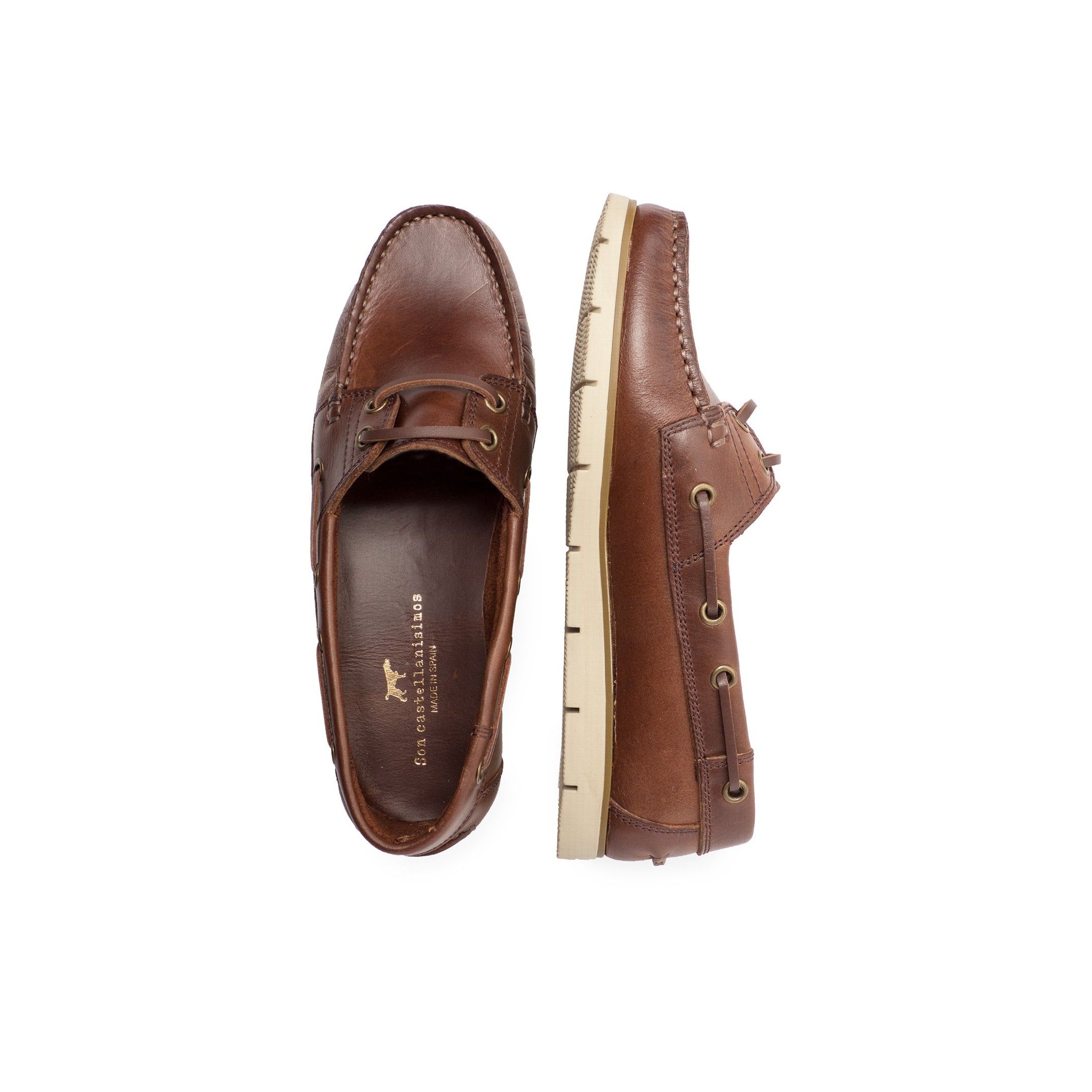 Leather boat shoes for women, by Son Castellanisimos. Upper made of cowhide leather. Leather laces closure. Forro interior y plantilla: 100% piel vacuno. Sole material: synthetic and non slip. Heel height: 1,5 cm. Designed and made in Spain.