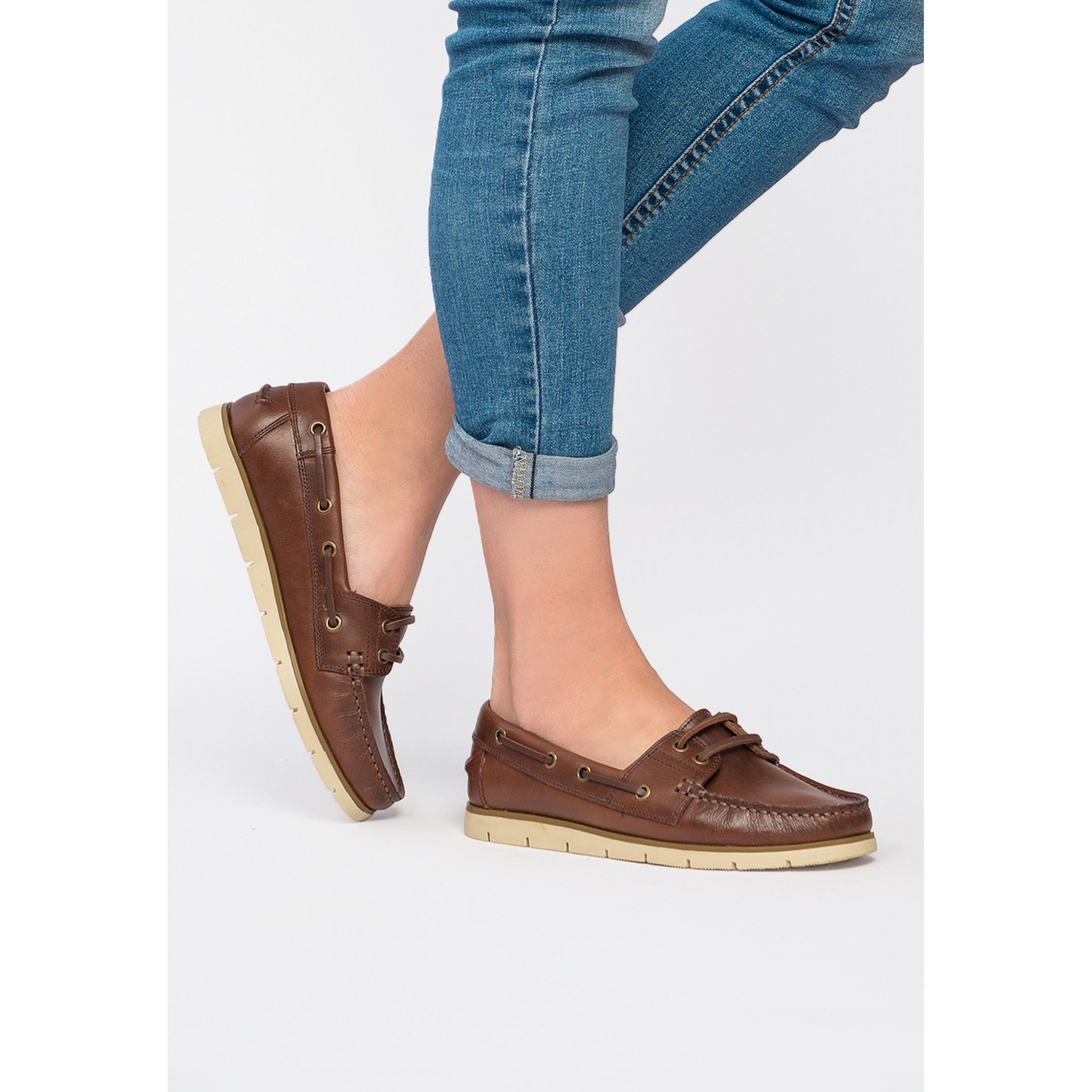 Leather boat shoes for women, by Son Castellanisimos. Upper made of cowhide leather. Leather laces closure. Forro interior y plantilla: 100% piel vacuno. Sole material: synthetic and non slip. Heel height: 1,5 cm. Designed and made in Spain.