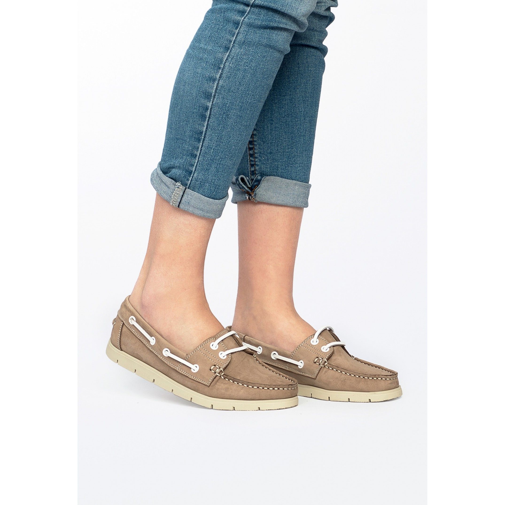 Leather boat shoes for women, by Son Castellanisimos. Upper made of cowhide leather. Leather laces closure. Inner lining and insole made of cowhide leather. Sole material: synthetic and non slip. Heel height: 1,5 cm. Designed and made in Spain.