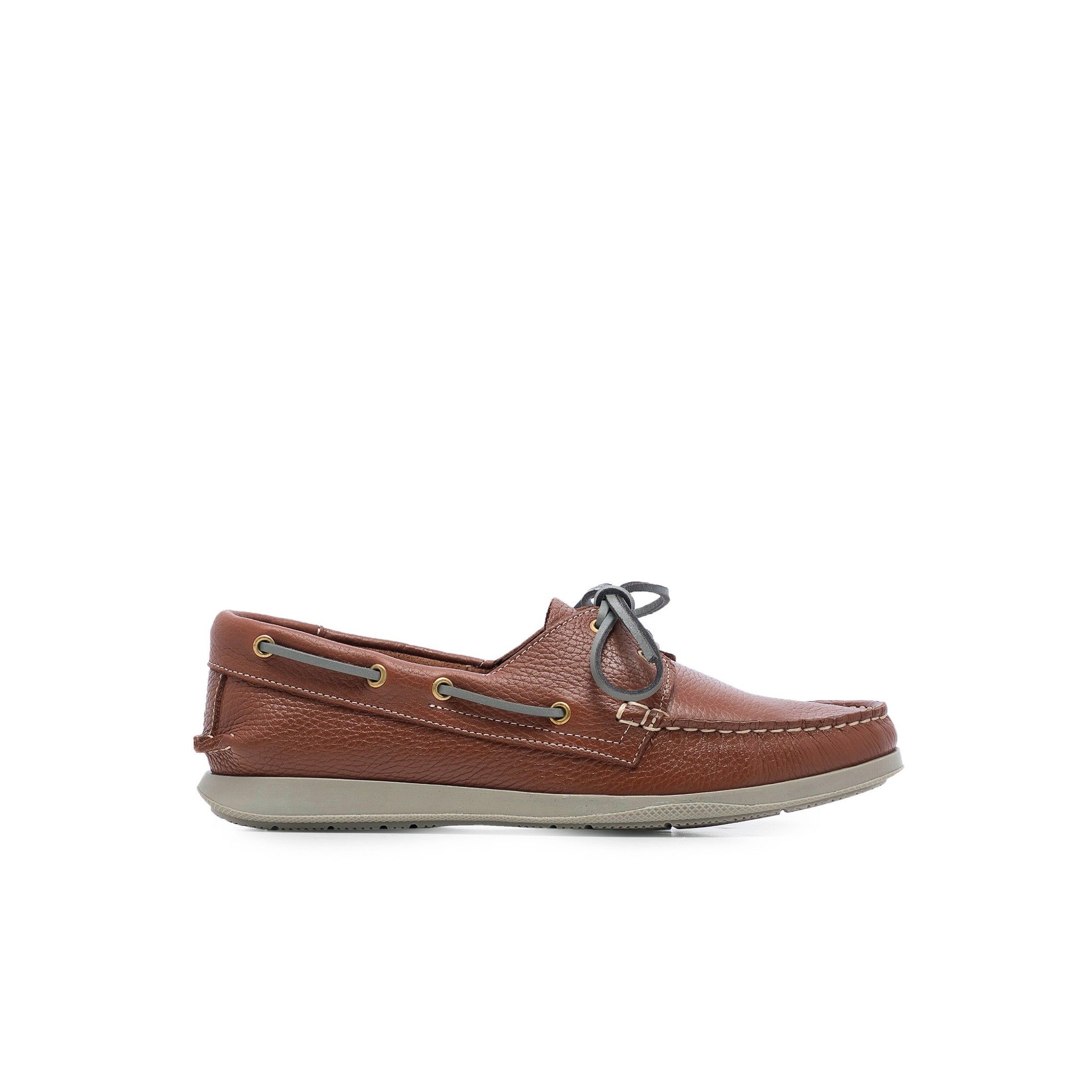 Leather boat shoes, by Son Castellanisimos. Upper made of cowhide leather. Closure of leather laces. Inner lining and insole: cowhide leather. Sole material: 100% synthetic and non-slip. Heel height: 2 cm. Designed and manufactured in Spain.