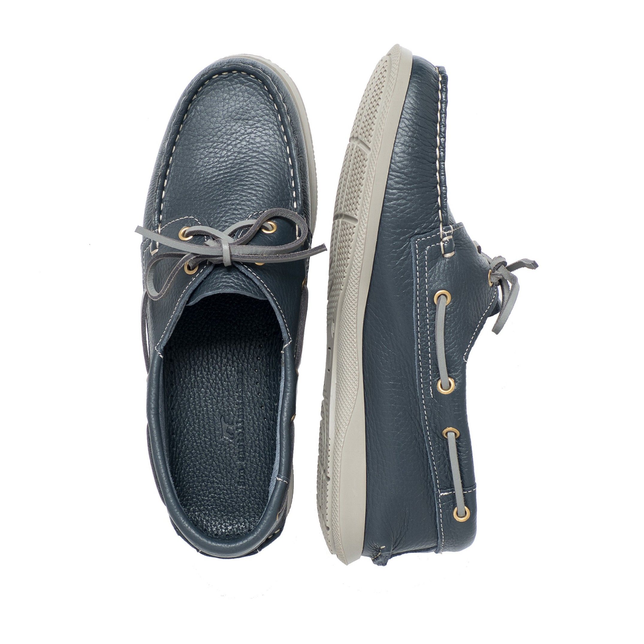 Leather boat shoes, by Son Castellanisimos. Upper made of cowhide leather. Closure of leather laces. Inner lining and insole: cowhide leather. Sole material: 100% synthetic and non-slip. Heel height: 2 cm. Designed and manufactured in Spain.