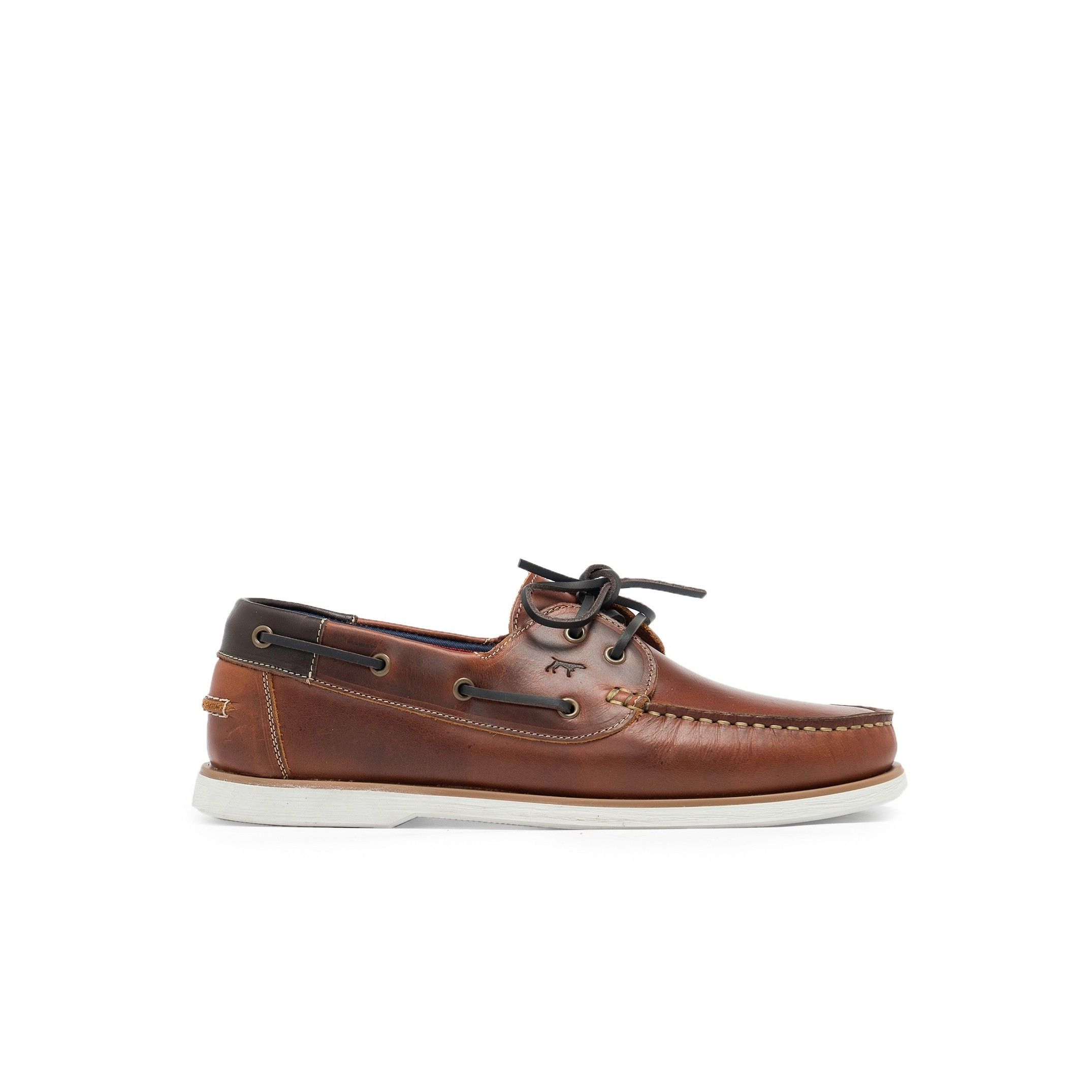 Leather boat shoes, by Son Castellanisimos. Upper made of cowhide leather. Leather laces closure. Inner and insole made of cowhide leather. Sole material: synthetic and non-slip. Heel height: 1,5 cm. Designed and made in Spain.