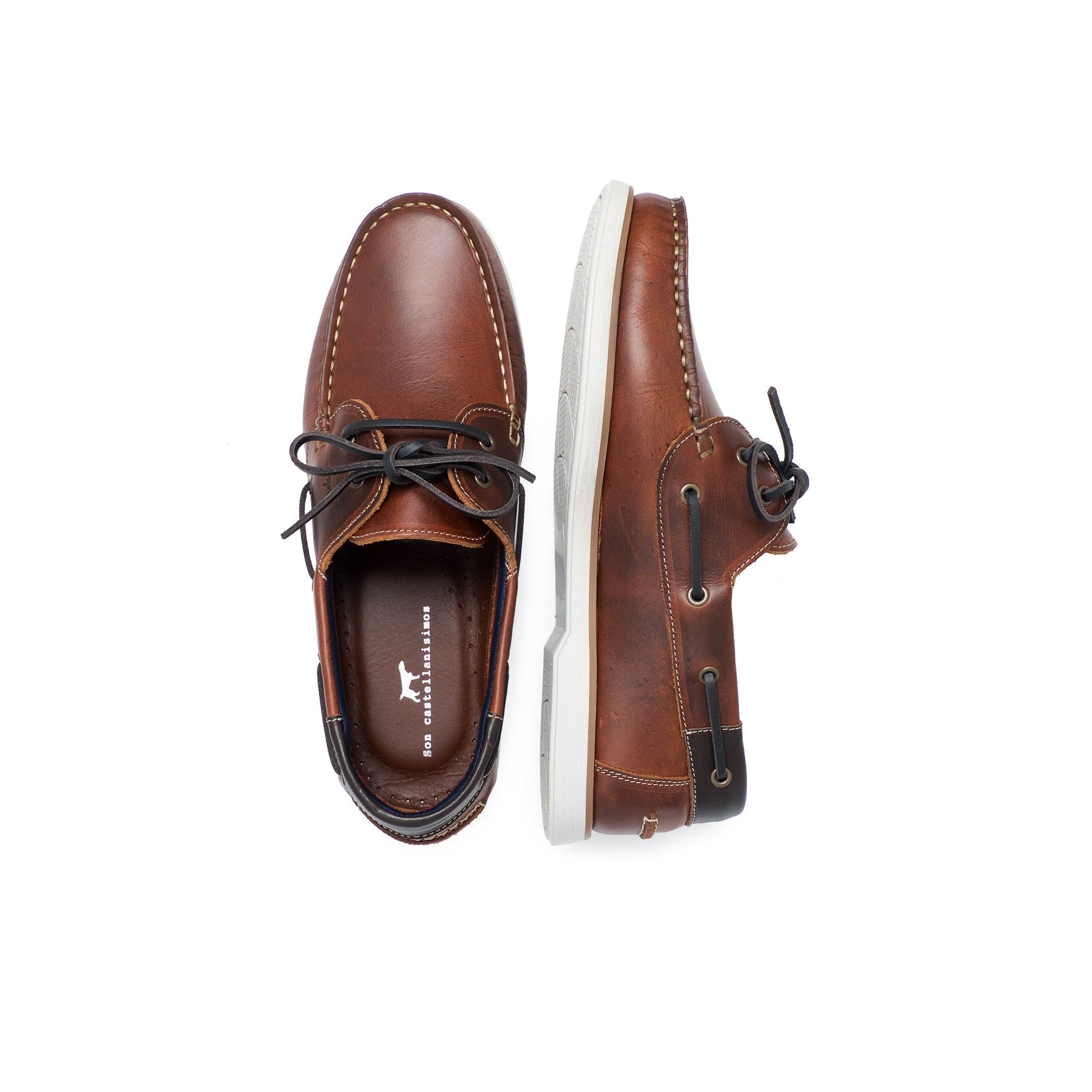 Leather boat shoes, by Son Castellanisimos. Upper made of cowhide leather. Leather laces closure. Inner and insole made of cowhide leather. Sole material: synthetic and non-slip. Heel height: 1,5 cm. Designed and made in Spain.