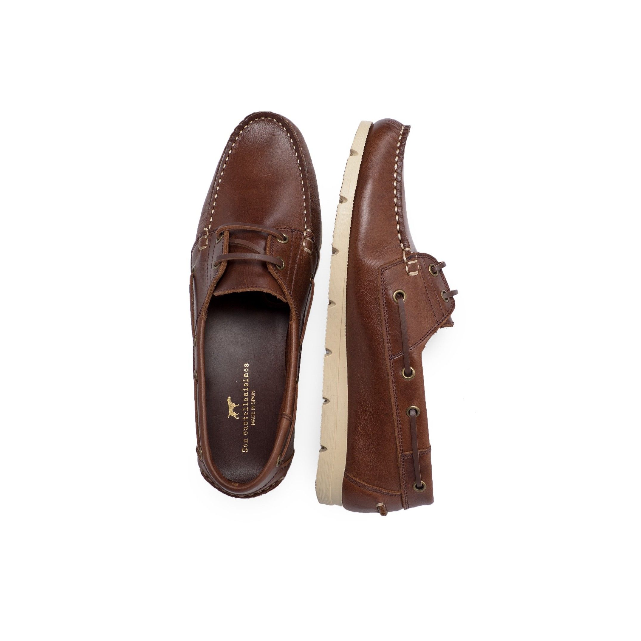 Leather boat shoes, by Son Castellanisimos. Upper made of cowhide leather. Leather Laces closure. Inner and insole made of cowhide leather. Sole material: synthetic and non-slip. Heel height: 1,5 cm. Designed and made in Spain.