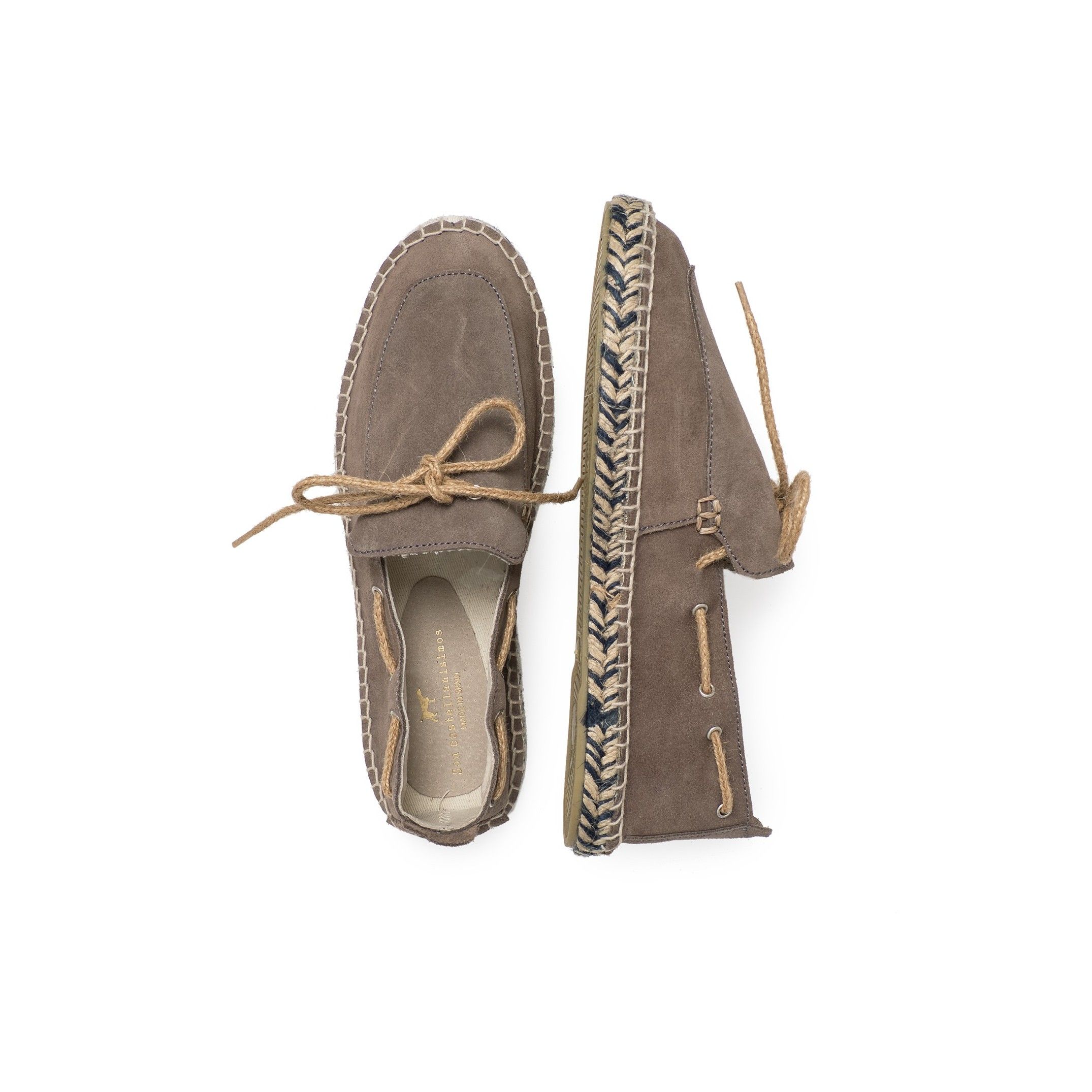 Flat espadrilles with bow, by Son Castellanisimos. Upper made of cowhide leather. Inner made of cowhide leather. Closure: laces. Inner lining and insole: cowhide leather and textile. Sole material: synthetic and non-slip. Heel height: 1,5 cm. Designed and manufactured in Spain.