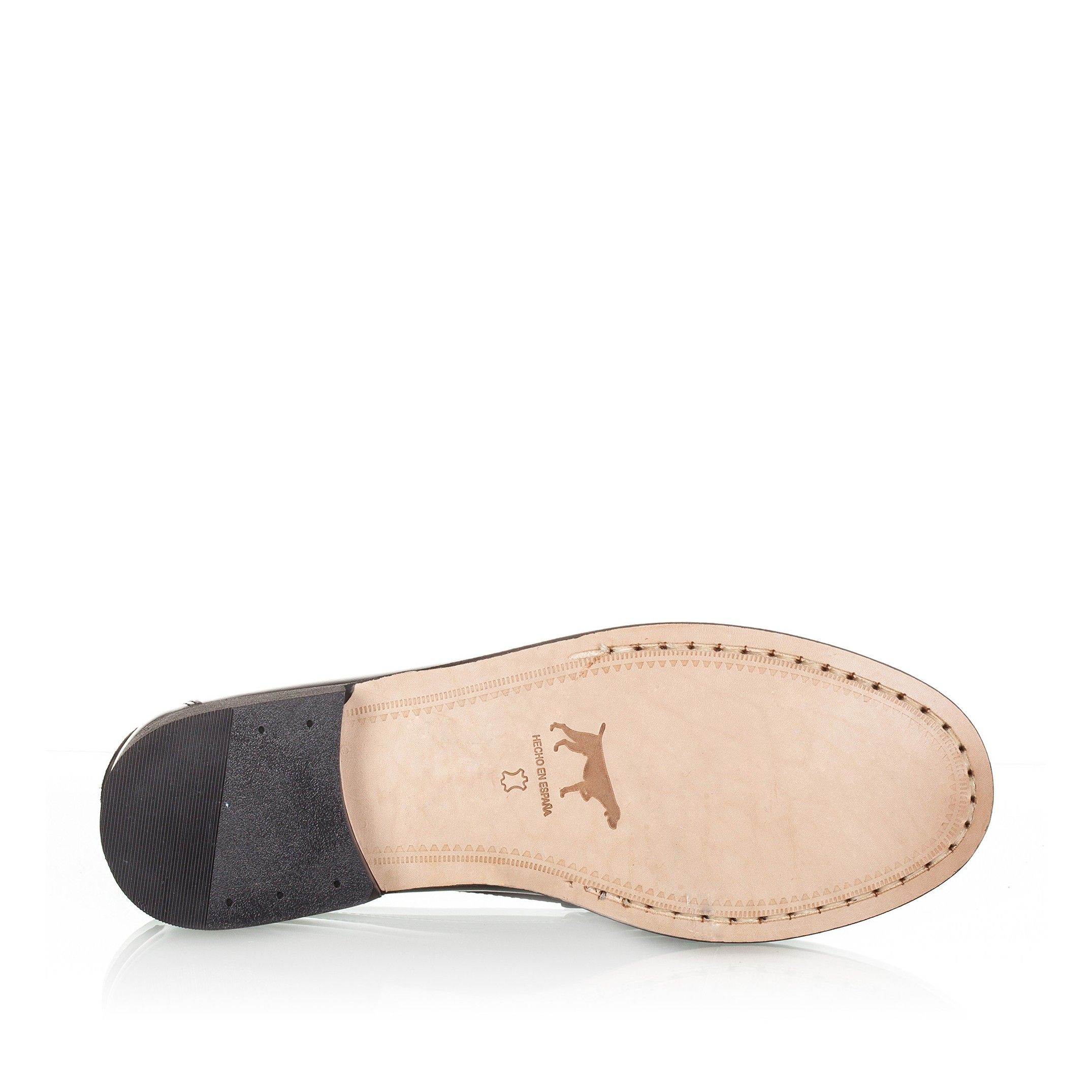 One of the three classic models of Castellanísimos. Its existence explains the success of the brand. Leather moccasins with mask. Comfortable and made with quality material. Upper, inner and insole made of florentic leather. Sole sewn of leather. Spanish product. Ideal for men, for the formal events, meetings or parties, both summer and winter. Colors in burgundy, black and brown.