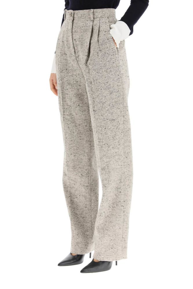 TORY BURCH tailored trousers crafted in linen-blend tweed, featuring a masculine wide-leg design with front pleats. High waist with belt loops, side slash pockets, rear welt pockets. The model is 177 cm tall and wears a size US 2.