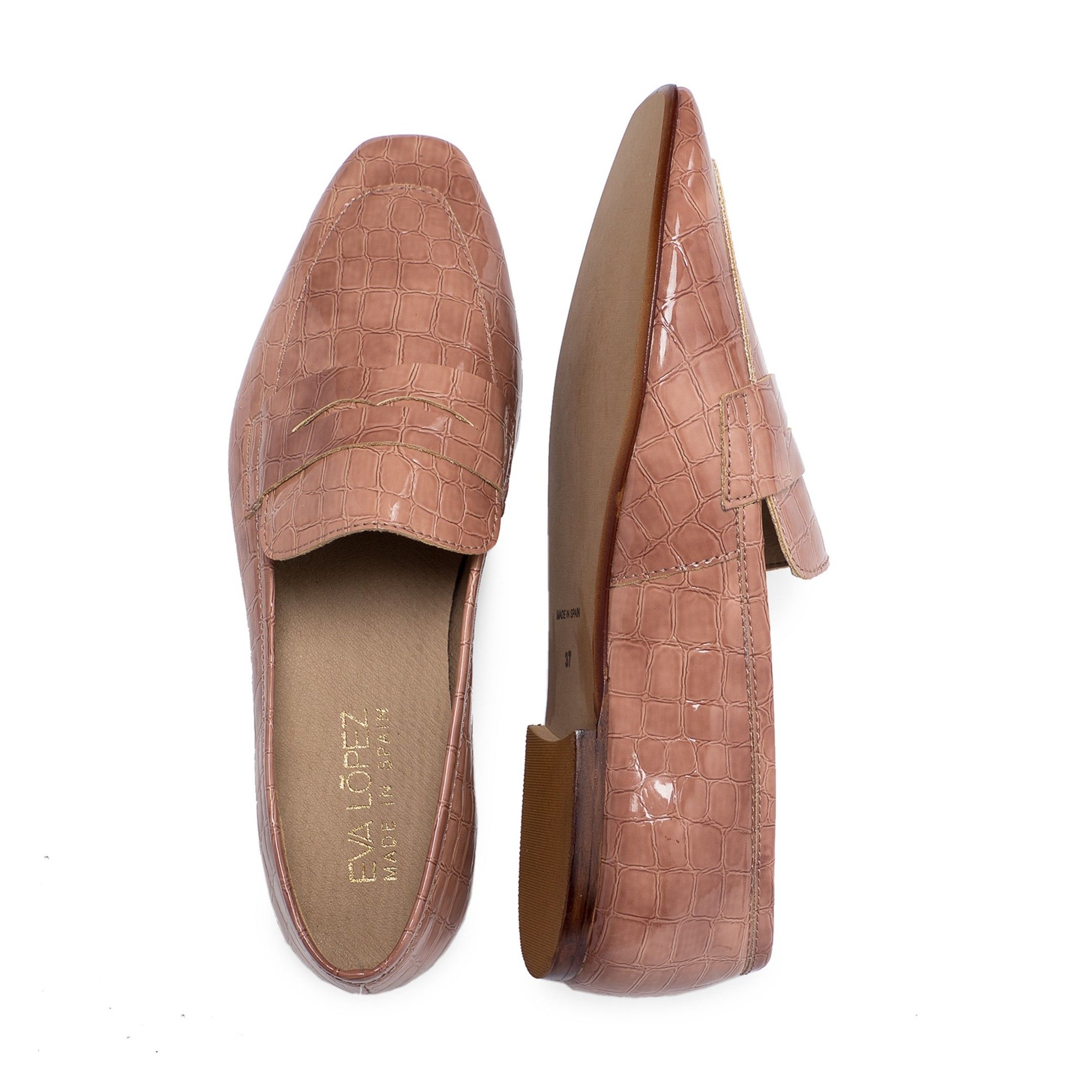 Loafers with mask for women with coconut engraved. By Eva Lopez. Upper made of leatherette. Open Shoe. Inner lining and insole: Breathable, anti-allergic microfiber and keeps the inside of the footwear dry. Sole material: Cuerolite. Heel height: 1 cm. Designed and manufactured in Spain.