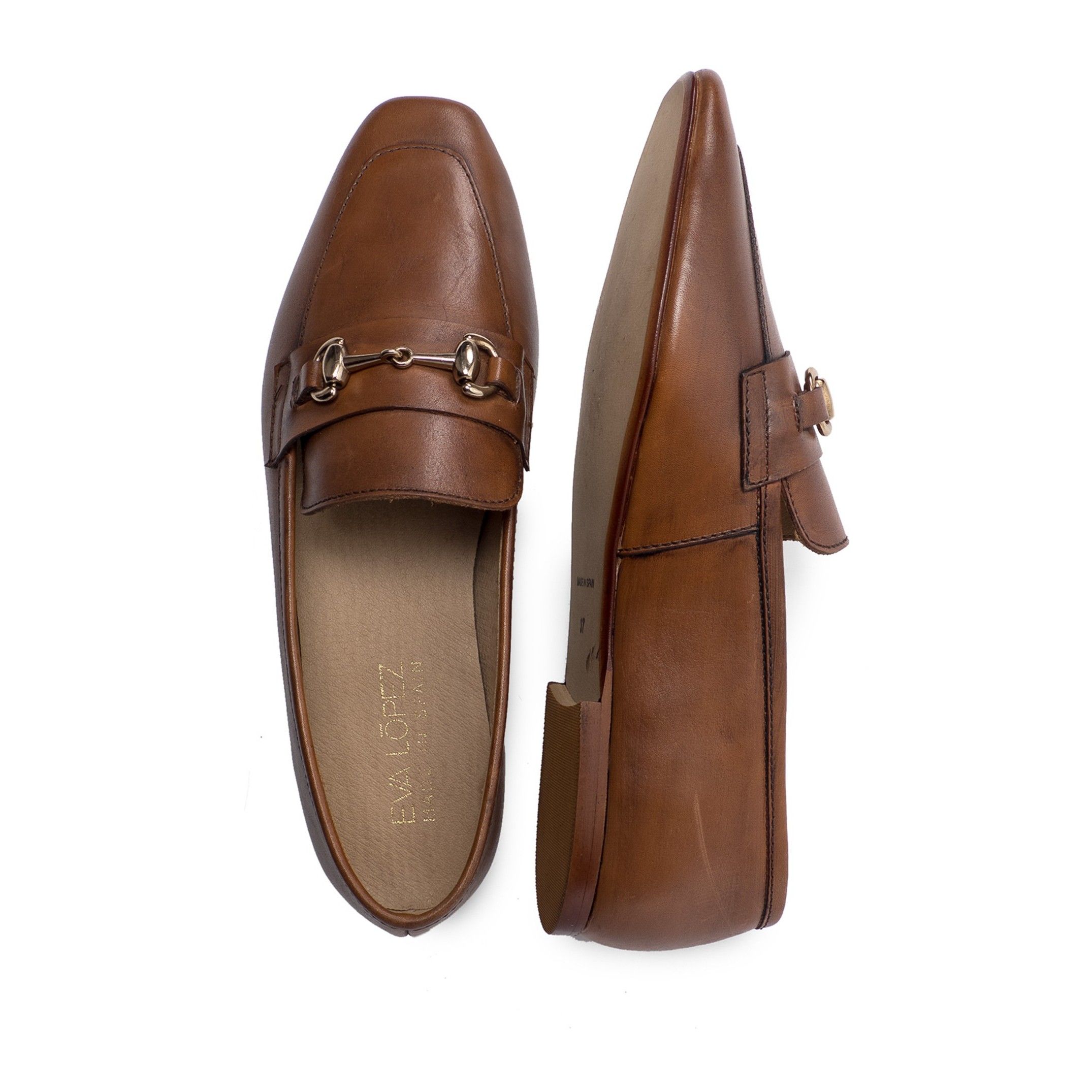 Flat moccasins for women, by Eva López Shoes. Exterior material: leatherette. Open shoe. Inner lining and insole: Breathable, anti-allergic microfiber and keeps the inside of the footwear dry. Sole material: Cuerolite. Heel height 1 cm. Designed and manufactured in Spain.