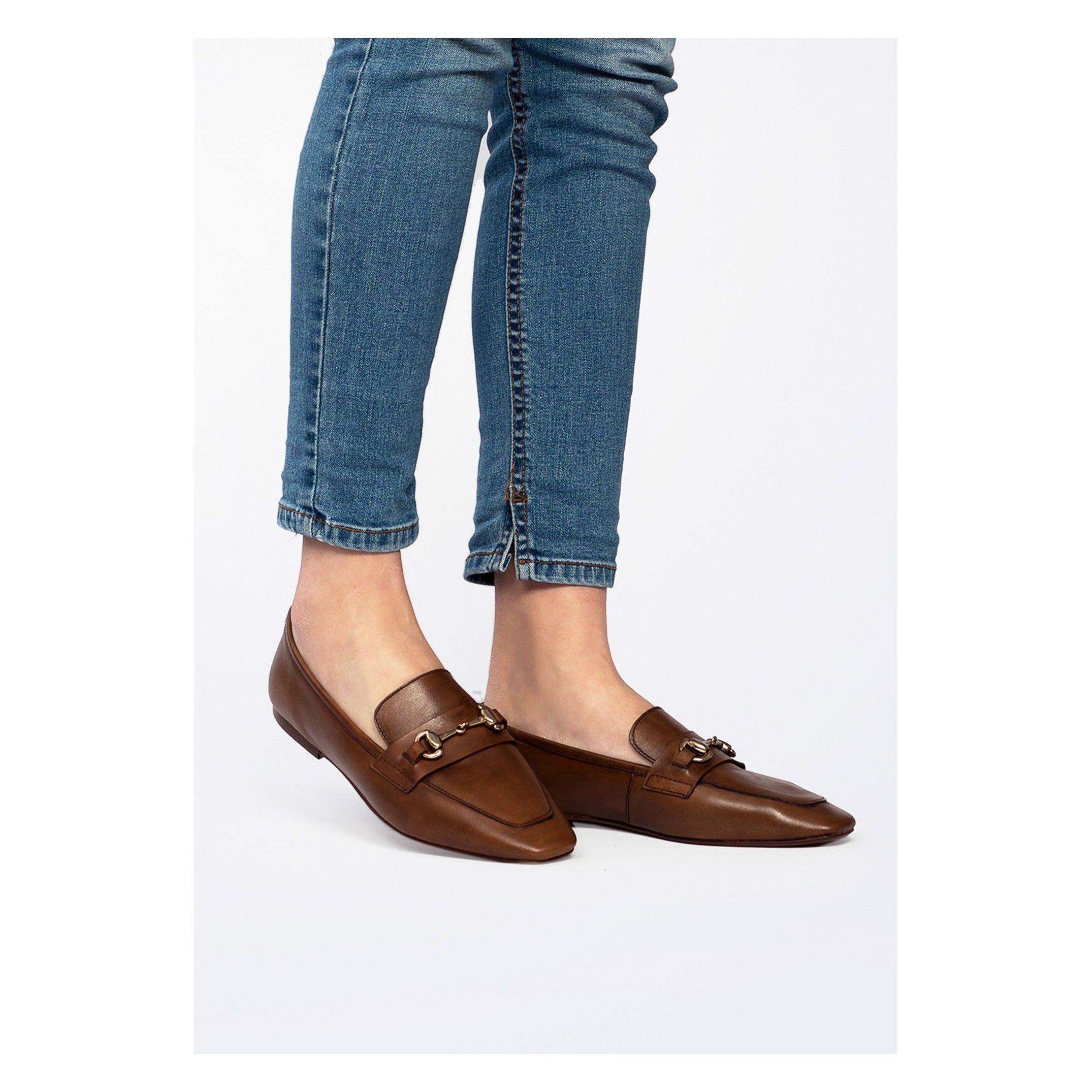 Flat moccasins for women, by Eva López Shoes. Exterior material: leatherette. Open shoe. Inner lining and insole: Breathable, anti-allergic microfiber and keeps the inside of the footwear dry. Sole material: Cuerolite. Heel height 1 cm. Designed and manufactured in Spain.
