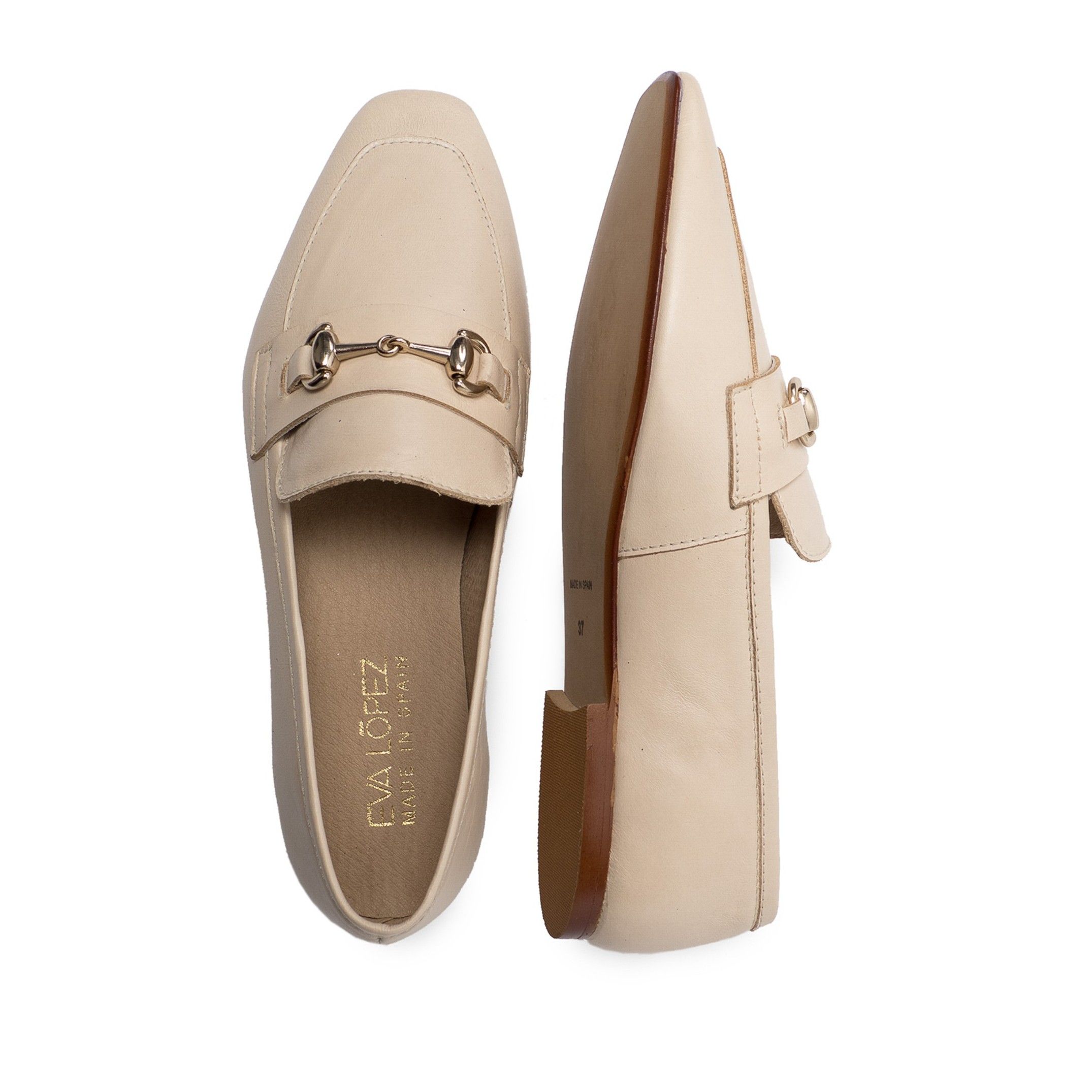 Flat moccasins for women, by Eva López Shoes. Exterior material: leatherette. Open shoe. Inner lining and insole: Breathable, anti-allergic microfiber and keeps the inside of the footwear dry. Sole material: Cuerolite. Heel height 1 cm. Designed and manufactured in Spain.