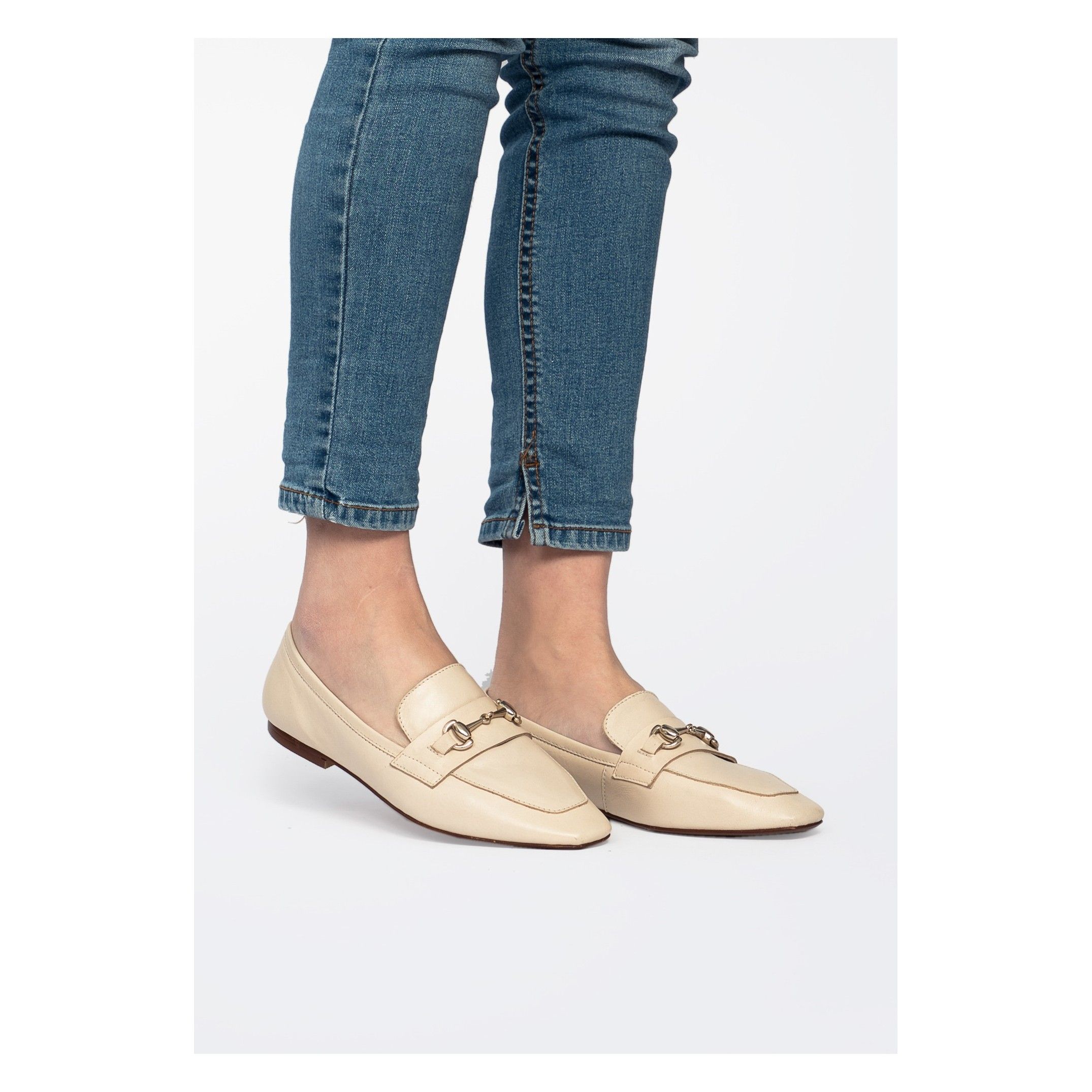 Flat moccasins for women, by Eva López Shoes. Exterior material: leatherette. Open shoe. Inner lining and insole: Breathable, anti-allergic microfiber and keeps the inside of the footwear dry. Sole material: Cuerolite. Heel height 1 cm. Designed and manufactured in Spain.
