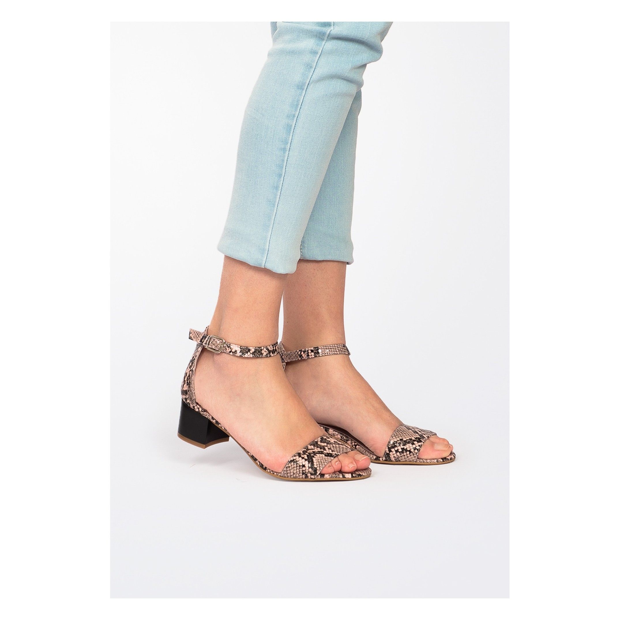 Classic sandals with heel for women. By Eva Lopez. Upper: leatherette. Closure: Metal buckle. Inner lining and insole: pig lining. Sole material: Cuerolite. Heel height: 4.5 cm. Designed and manufactured in Spain.