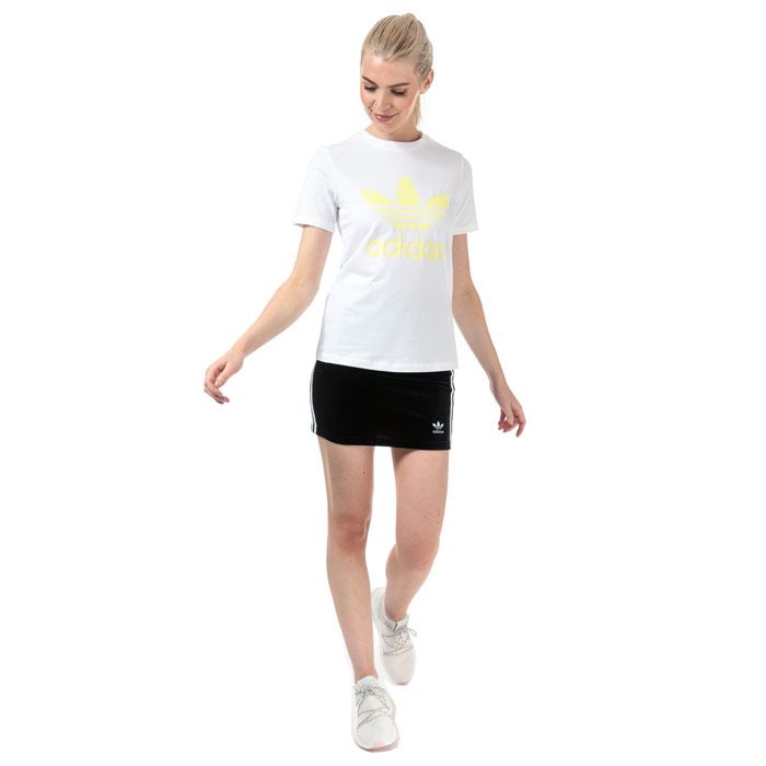 Womens adidas Originals Trefoil T-Shirt in white - ice yellow.- Ribbed crew neck.- Short sleeves.- Soft cotton jersey fabric.- Large printed Trefoil logo to front.- Woven herringbone back neck tape.- Regular fit.- Measurement from shoulder to hem: 23“ approximately.  - Main material: 95% Cotton  5% Elastane.  Machine washable.- Ref: FJ9456Measurements are intended for guidance only.