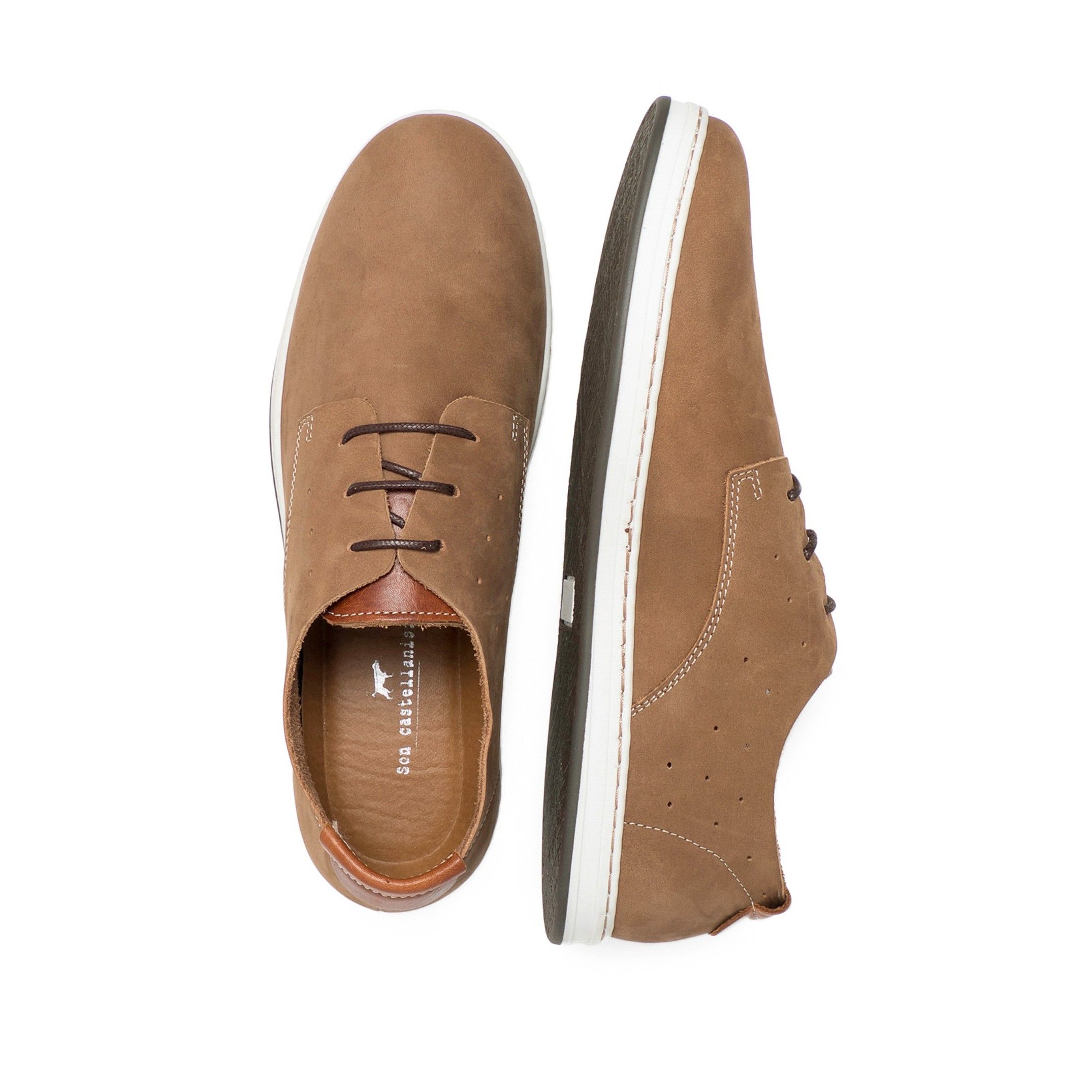 Leather boat shoes, by Son Castellanisimos. Upper made of cowhide leather. Leather Laces closure. Inner and insole made of cowhide leather. Sole material: synthetic and non-slip. Heel height: 2 cm. Designed and made in Spain.